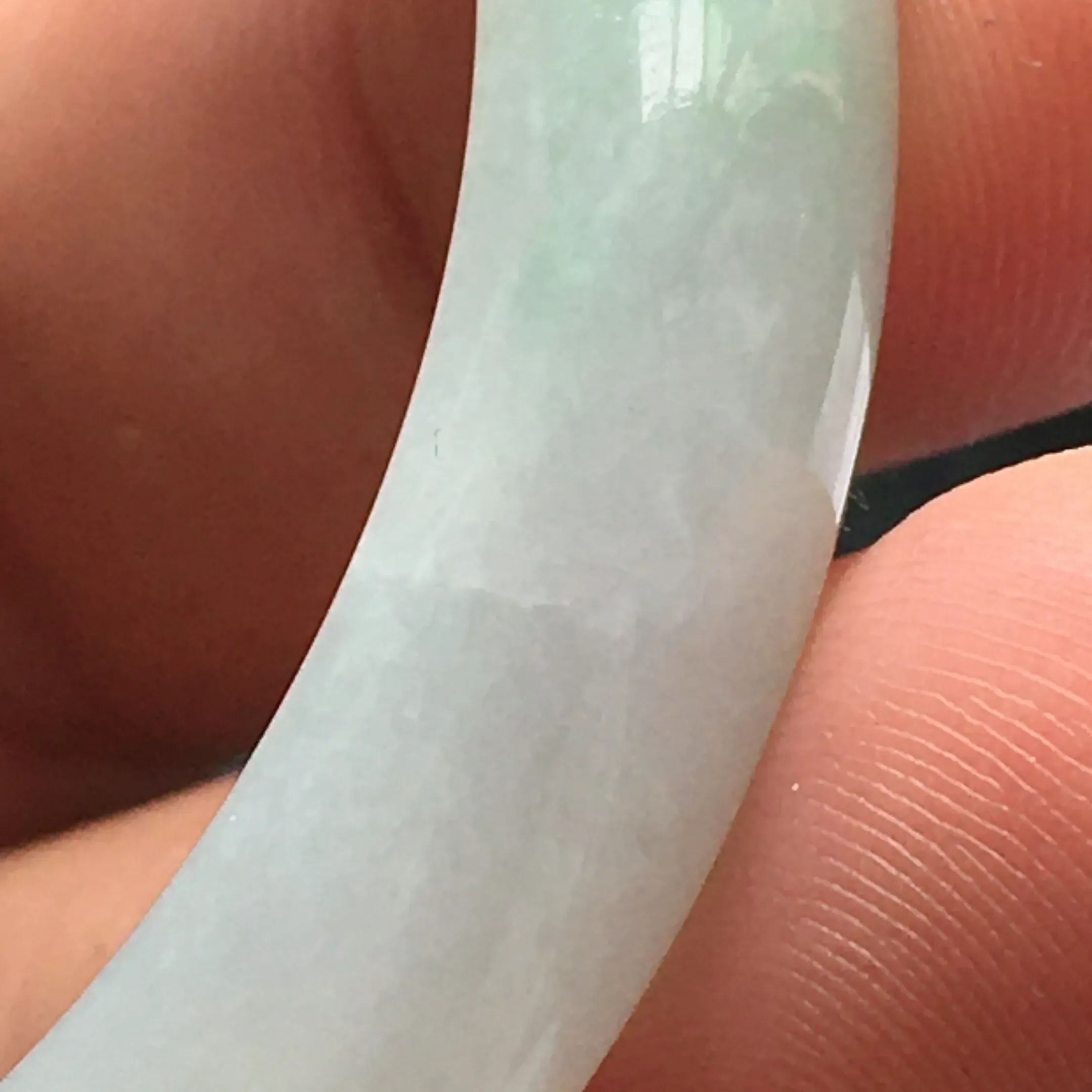 圈口：50.5mm 翡翠冰糯种浅绿正圈手镯，种老水润，玉质细腻，颜色漂亮。