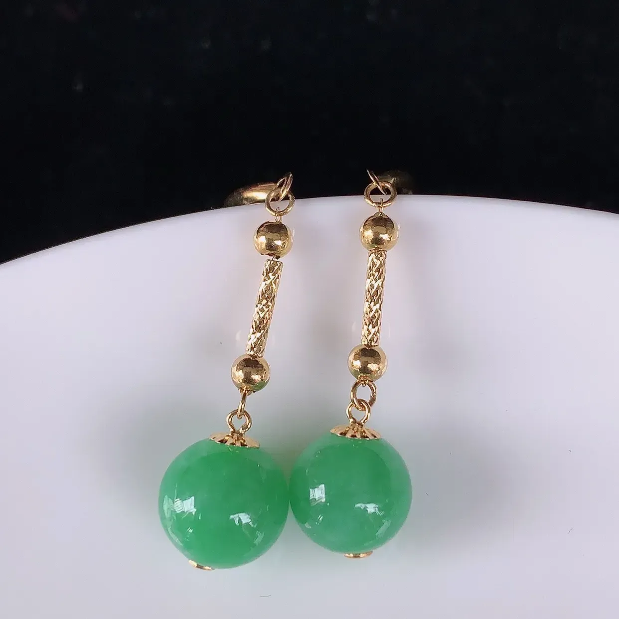 伟德国际丽江市古城区人民法院关于C54天然翡翠(A货)蛋面耳钉1（第一次拍卖）的公告