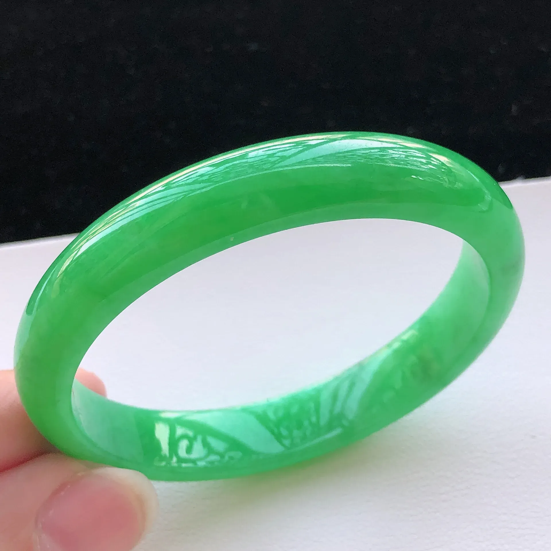 飘绿翡翠正圈手镯,圈口50.7*10.1*5.
