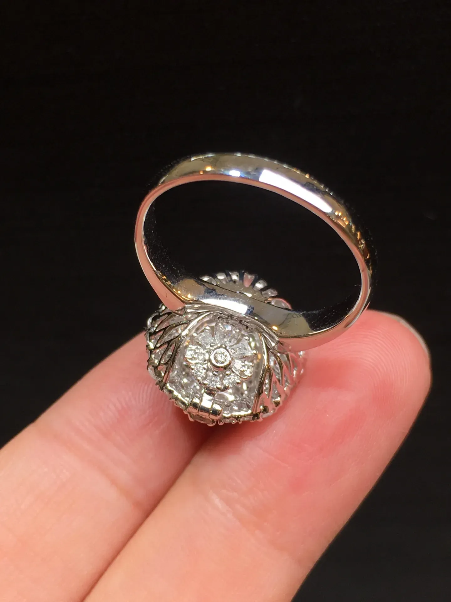 伟德bv1946官网-陈丽华顶奢收藏从鸽血红到天价帝王绿手镯都比不上她看家之宝