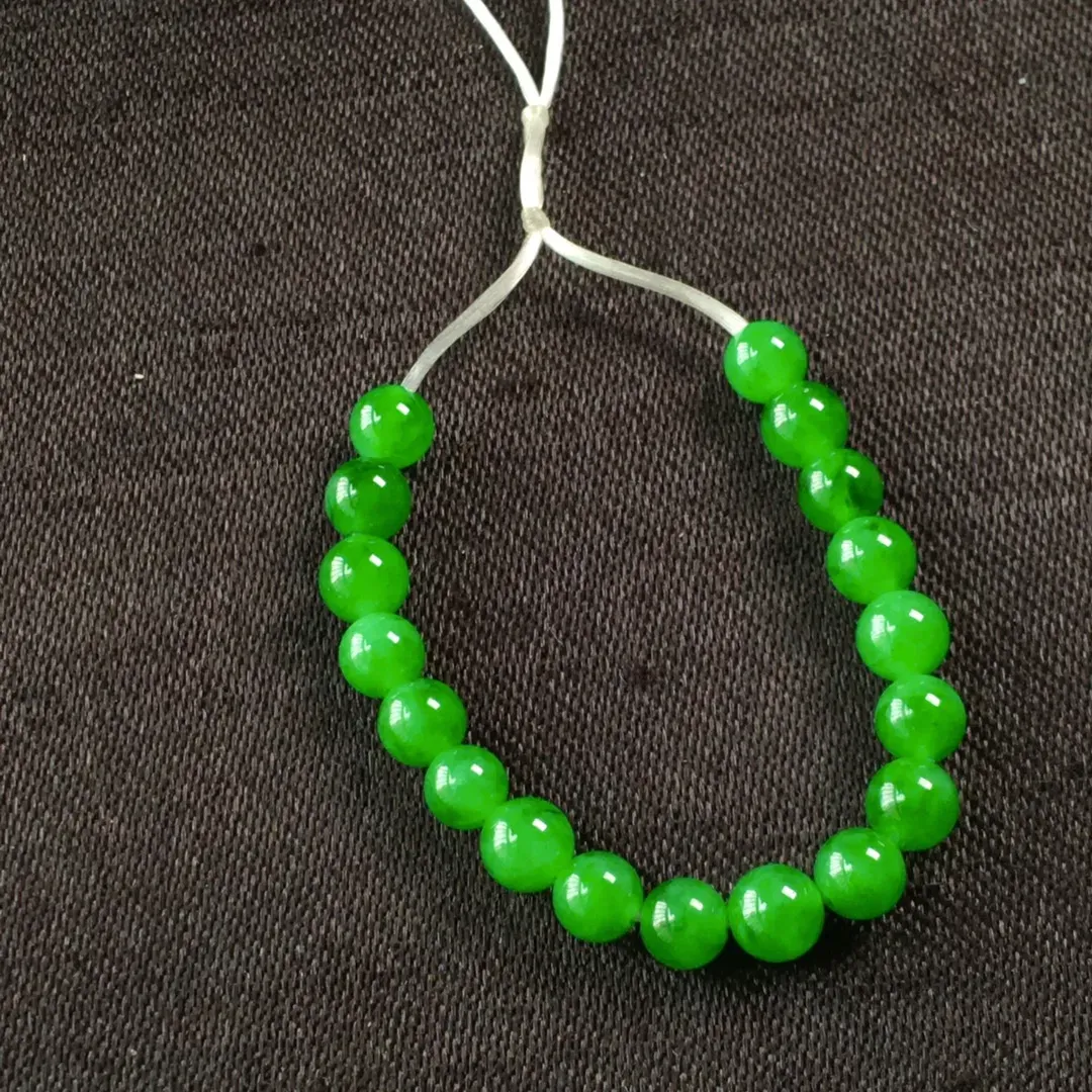 冰阳绿圆珠，无纹无裂，色泽艳丽，水润细腻，尺寸3.8，编号922