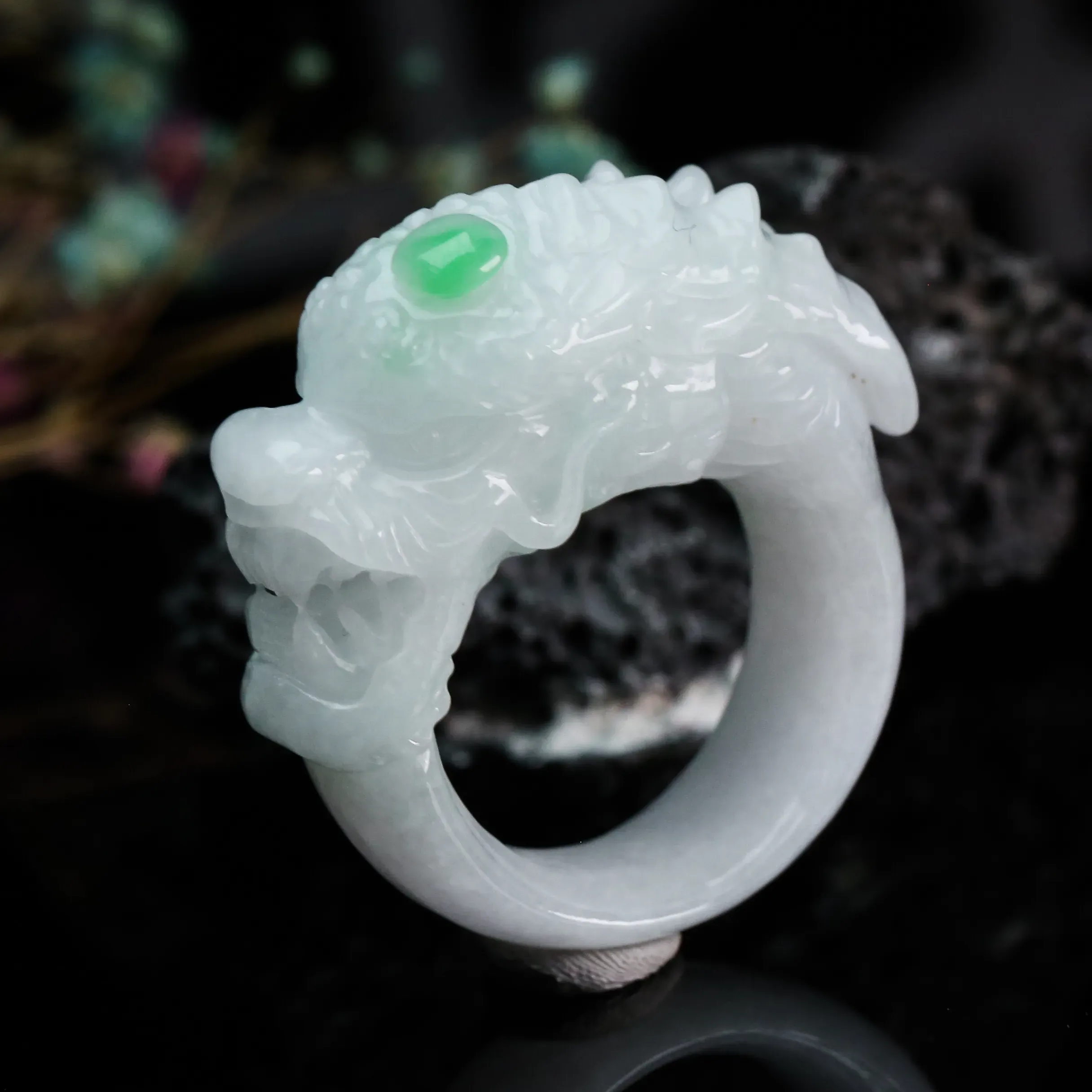 飘色翡翠扳指,霸气十足,端庄大气,佩戴效果高贵大方 .整体尺寸23*16.