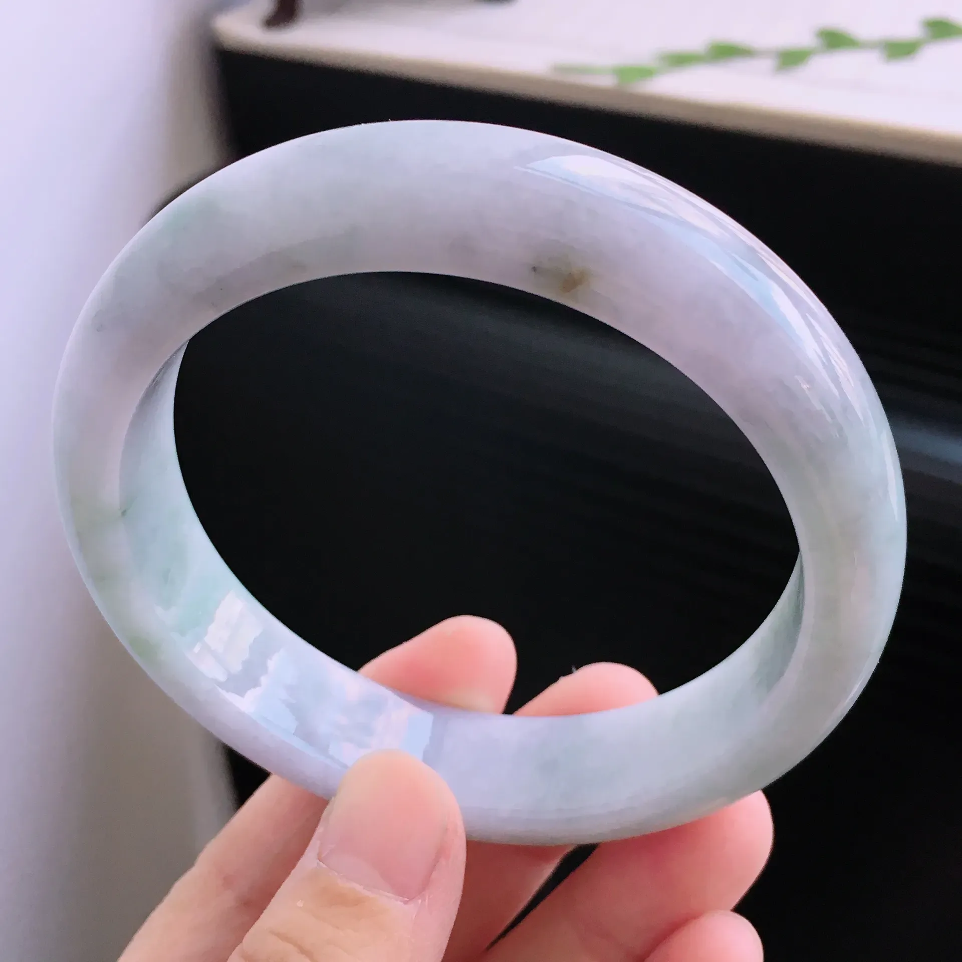 飘绿宽边手镯,内径:61.1mm天然a货翡翠手镯,玉质细腻 种水足 品相好