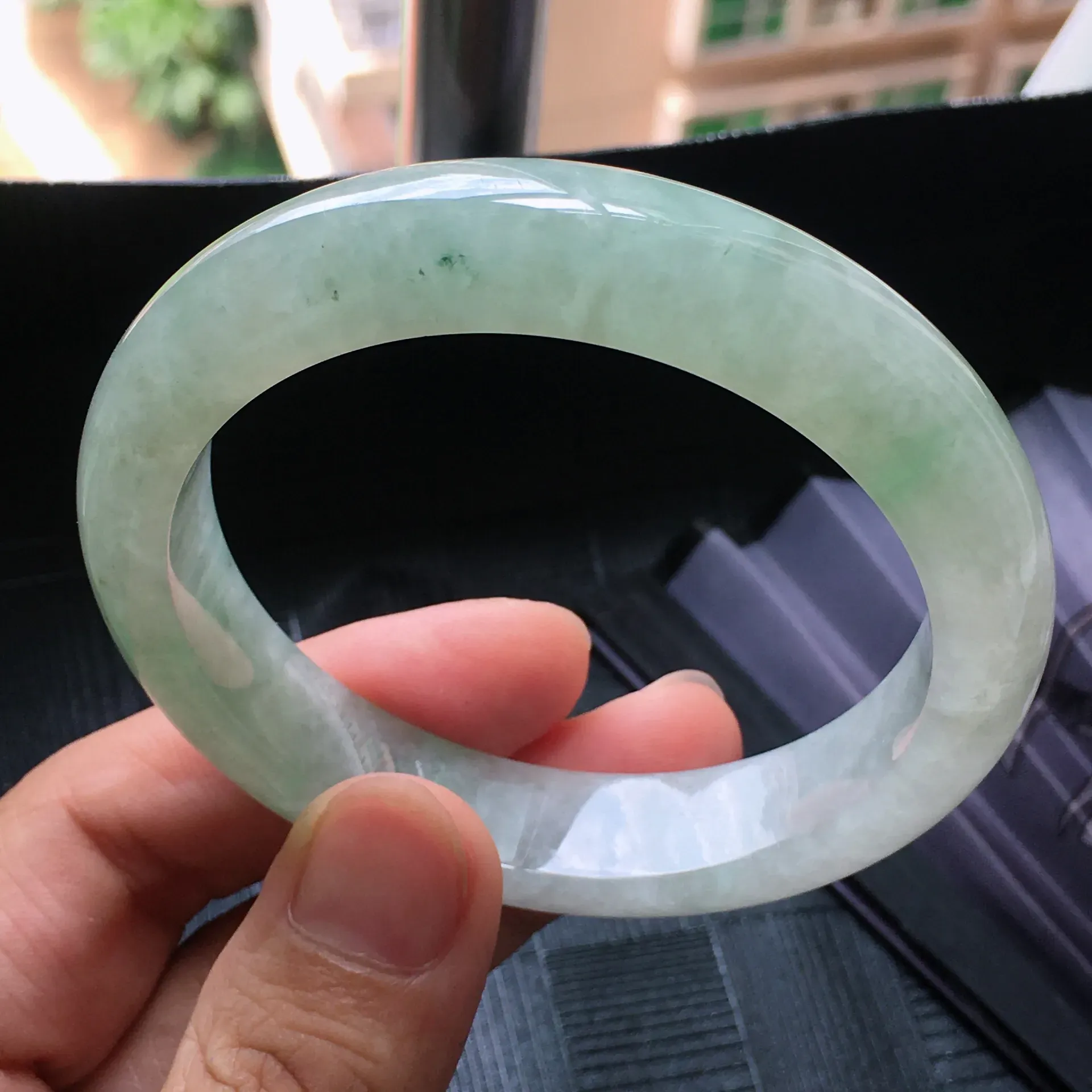 圈口：55.5mm 翡翠冰糯种浅绿正圈手镯，种水好玉质细腻温润，颜色漂亮。