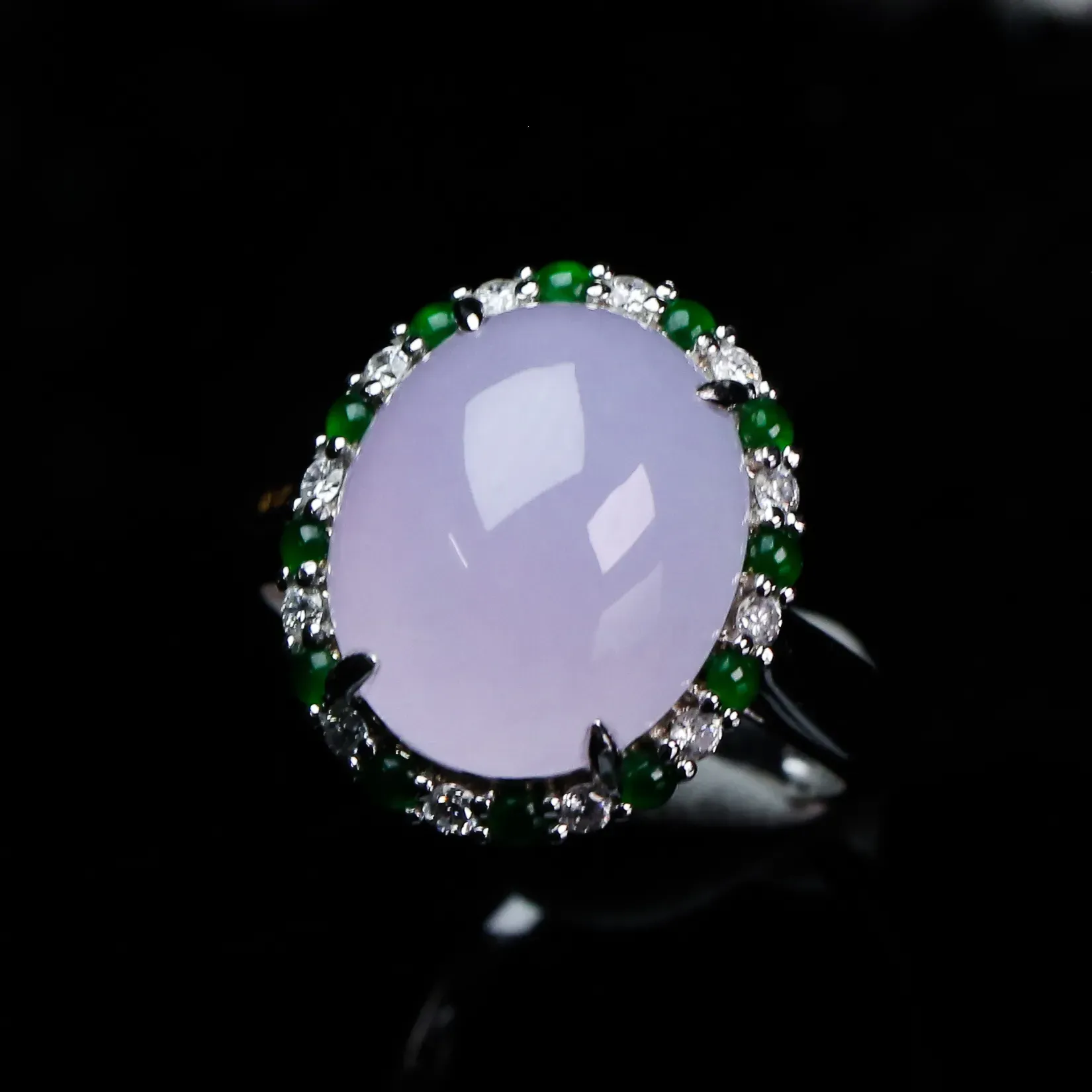 18k金镶嵌伴钻蛋面翡翠戒指,色泽艳丽,款式简约,上手效果时尚漂亮!