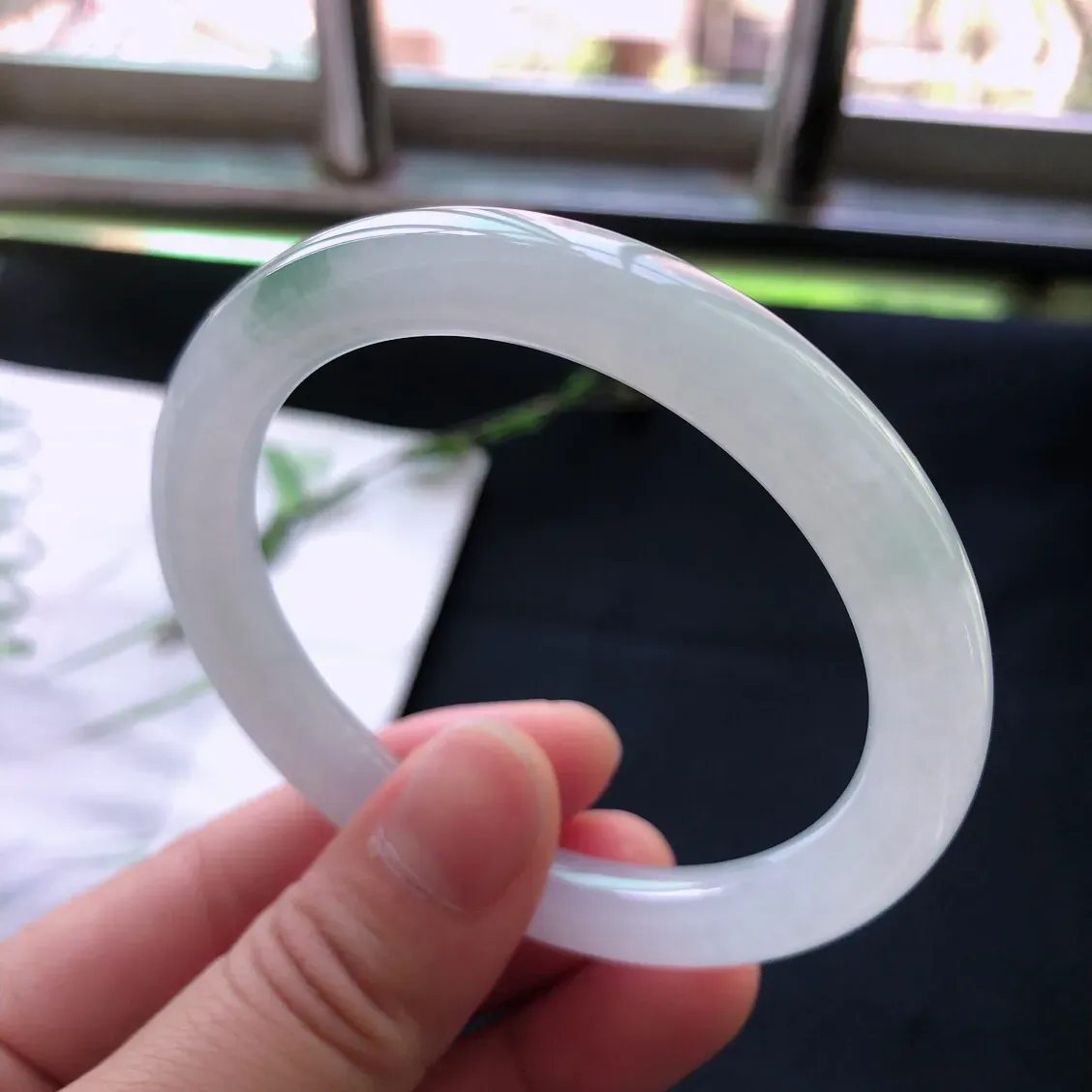 天然a货翡翠飘绿圆条叮当手镯,玉质细腻,水润,种水足,圈口:53mm