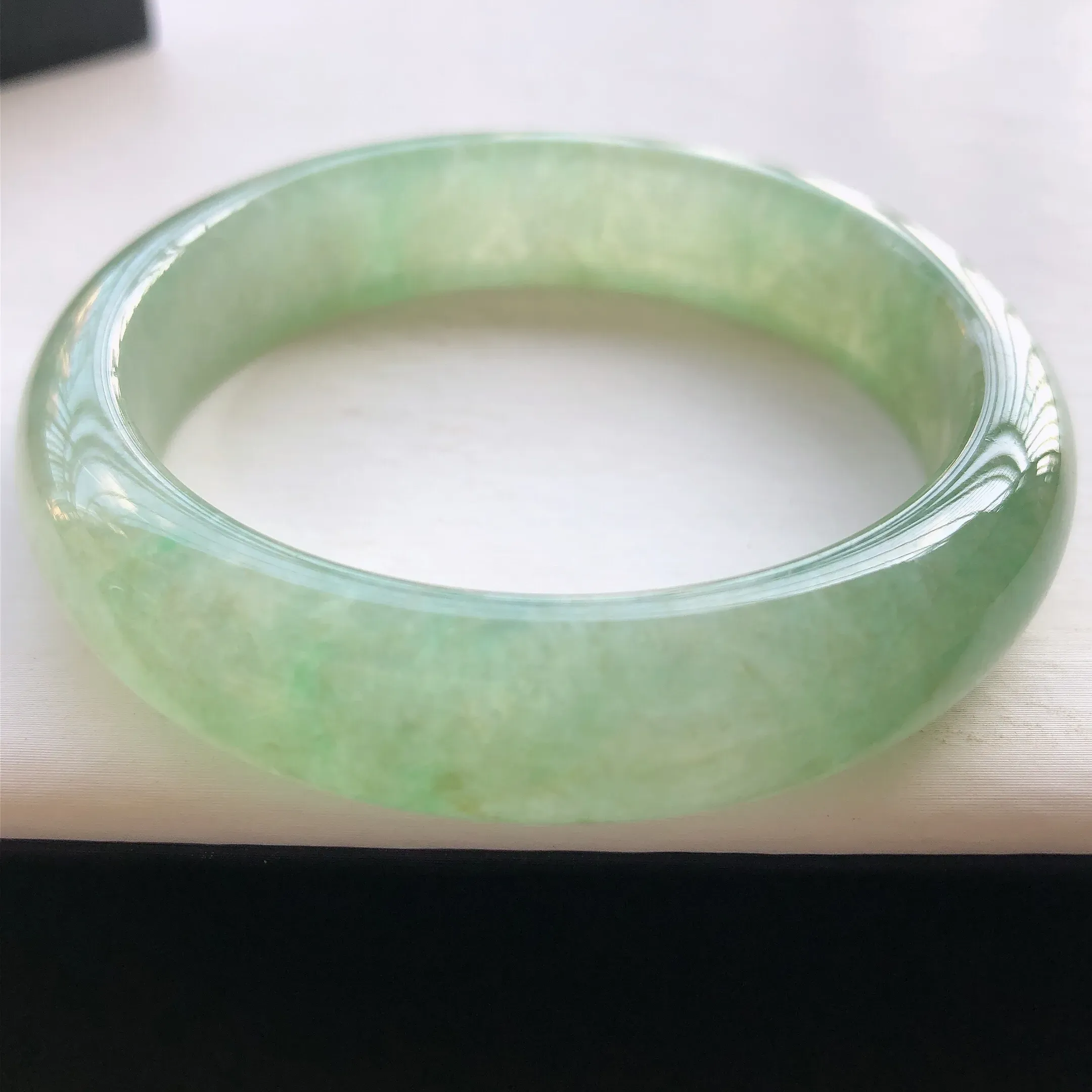 6圈口,自然光实拍,天然a货翡翠冰润晴水绿正圈手镯,玉质细腻,水头足