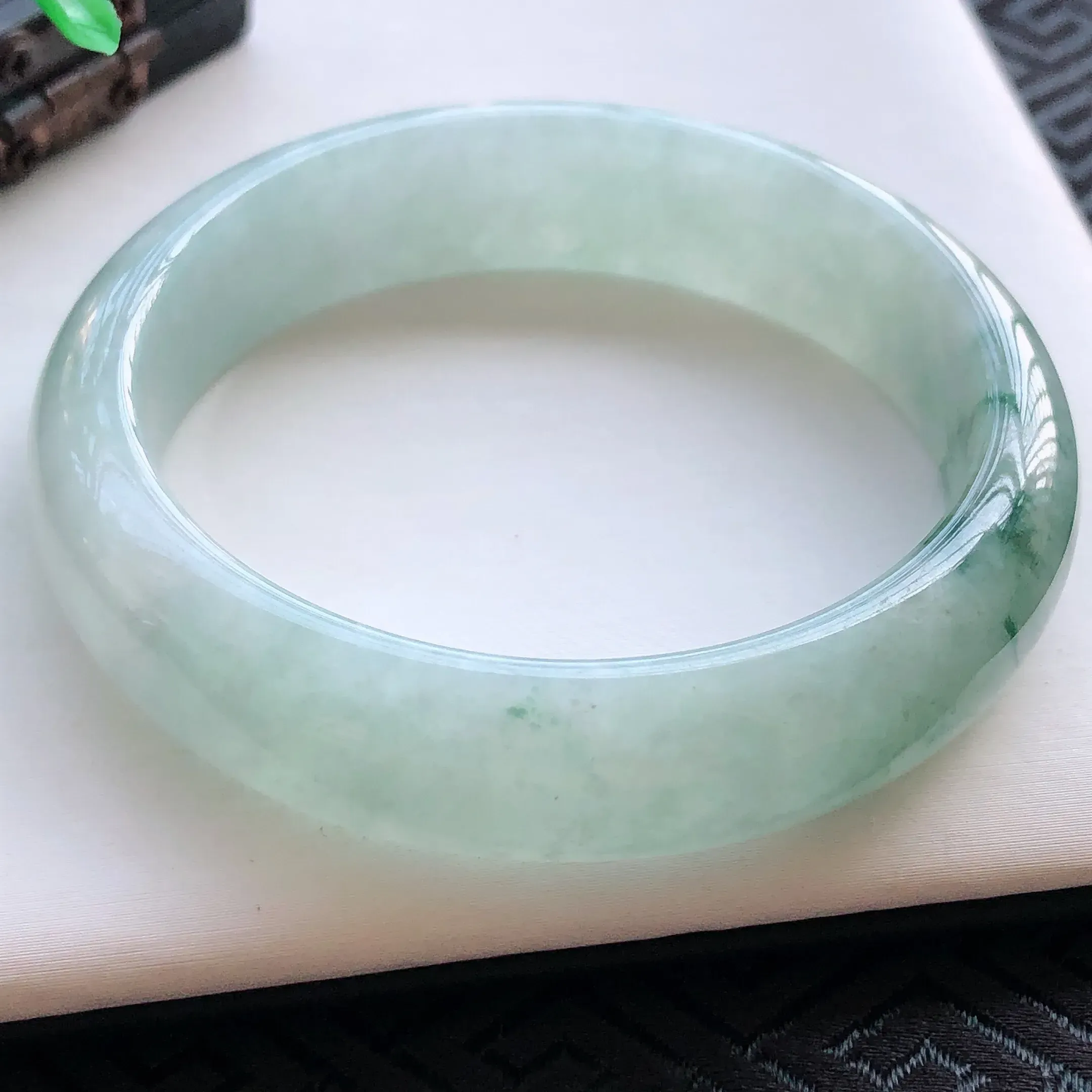 2圈口,飘花天然a货翡翠正圈手镯,料子细腻,种水足,上手效果好,尺寸52.