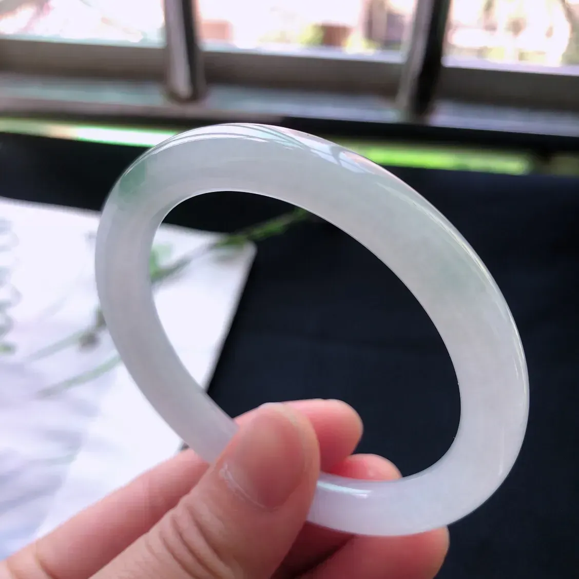 天然a货翡翠飘绿圆条叮当手镯,玉质细腻,水润,种水足,圈口:53mm