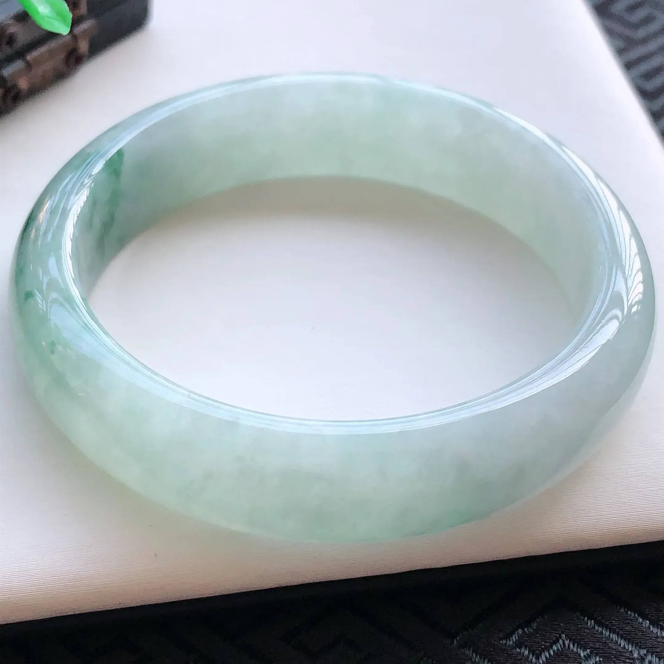 2圈口,飘花天然a货翡翠正圈手镯,料子细腻,种水足,上手效果好,尺寸52.