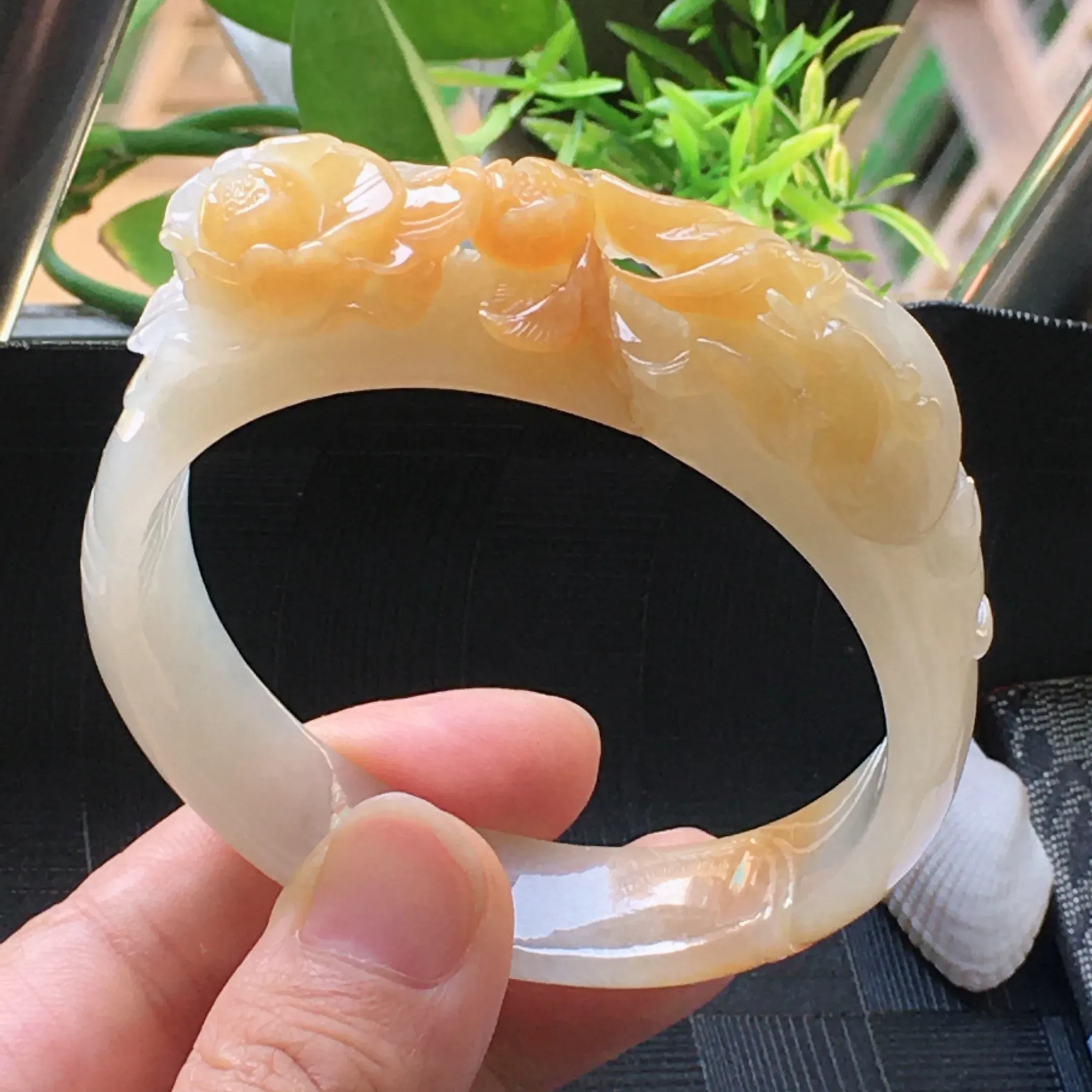 0mm 翡翠飘黄翡花开富贵手镯,种老水润,玉质细腻,雕工精细,颜色漂亮.