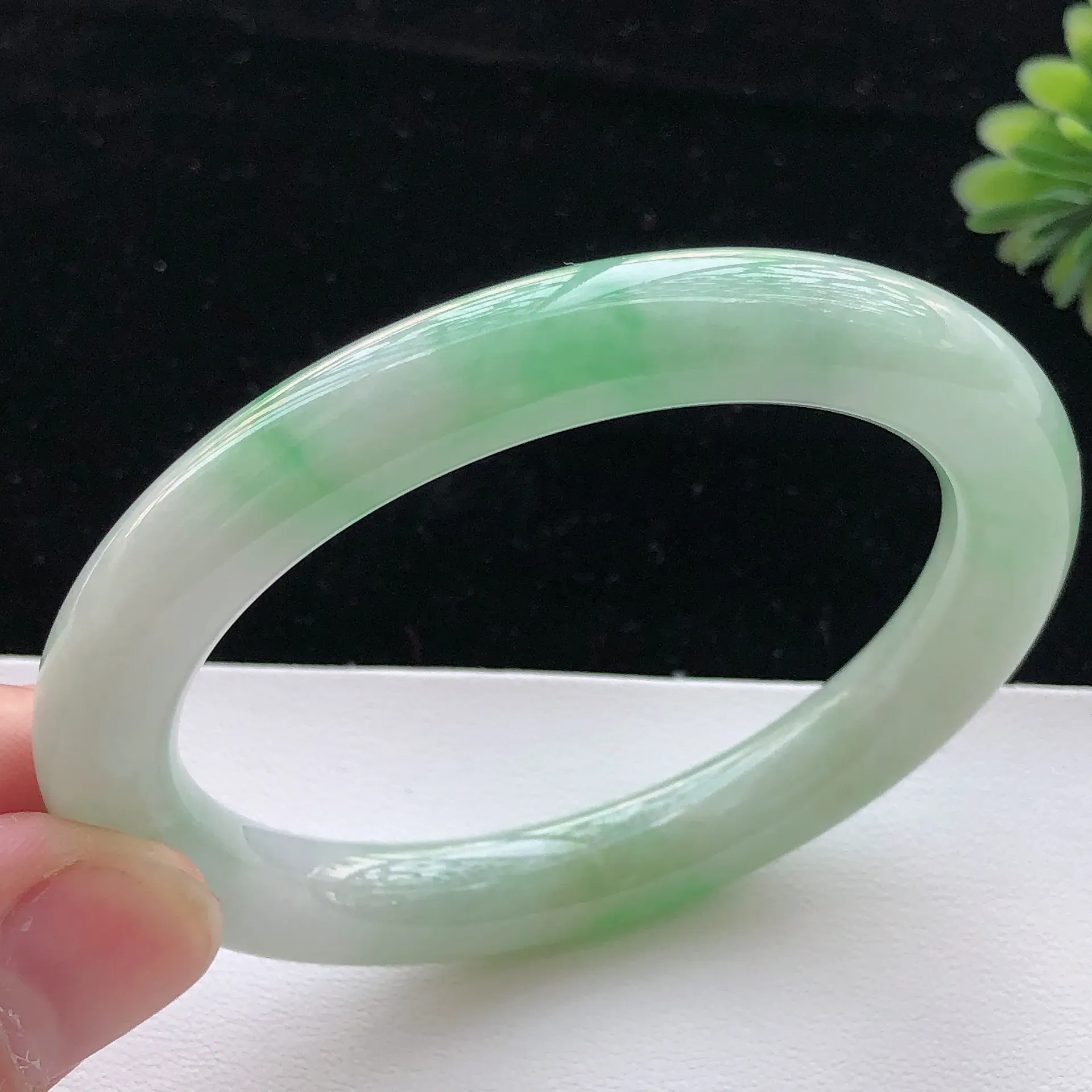 飘绿翡翠圆条手镯,圈口57.9*9.8*9.