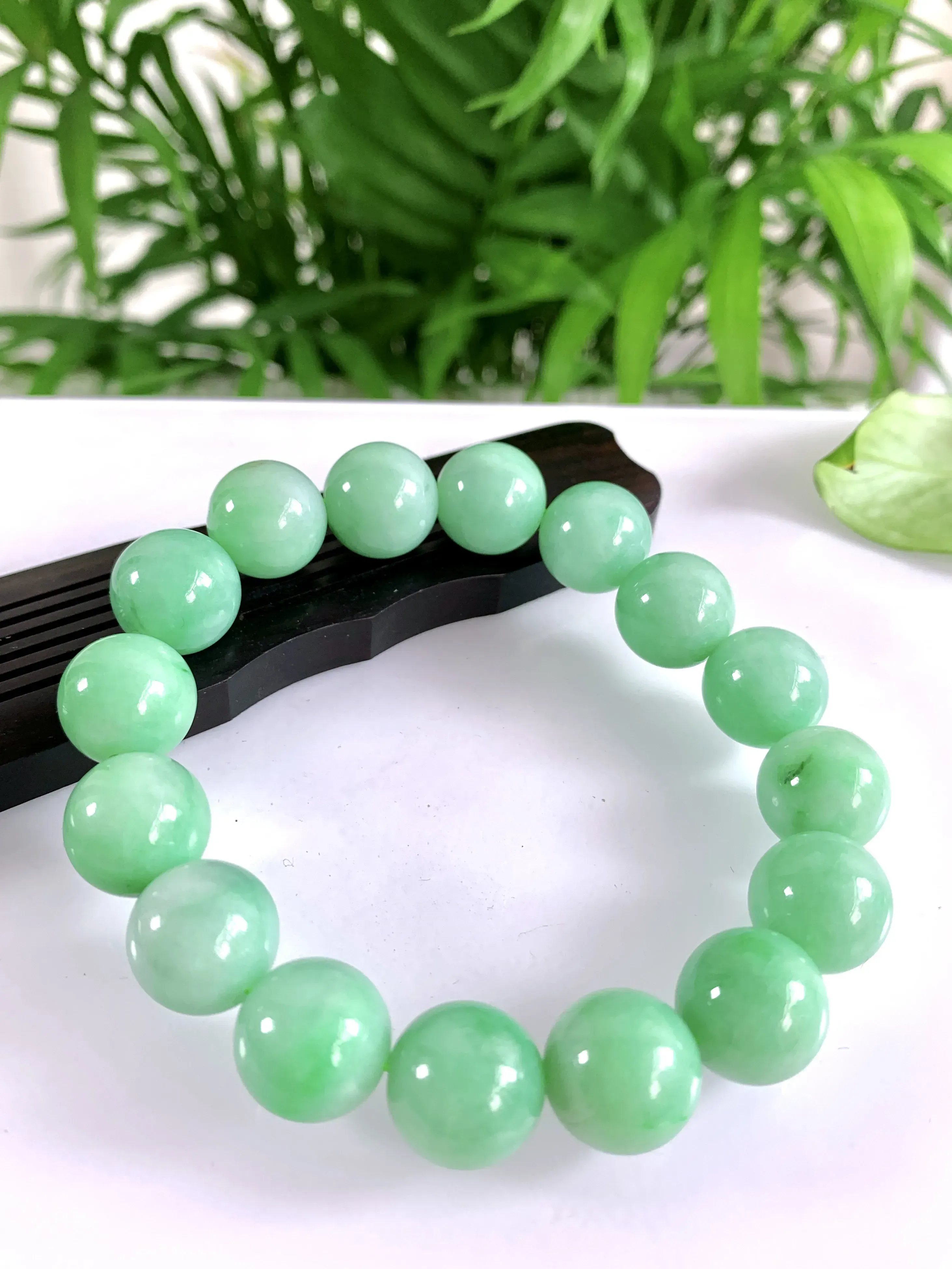 缅甸天然翡翠A货，水润浅绿圆珠手串手链，尺寸：13.2mm/16颗，重量： 64.49g.