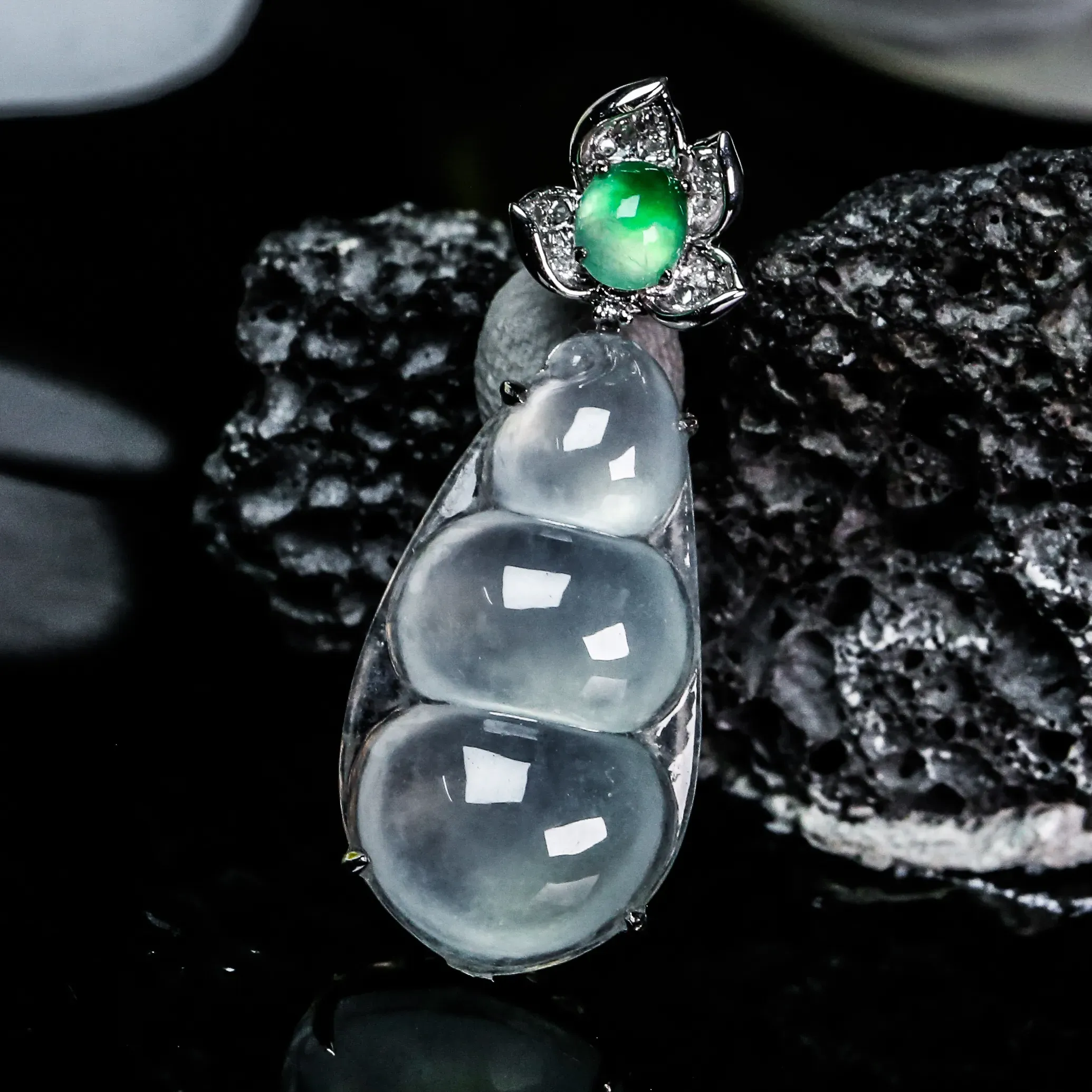 18k金镶嵌伴钻四季豆翡翠吊坠.