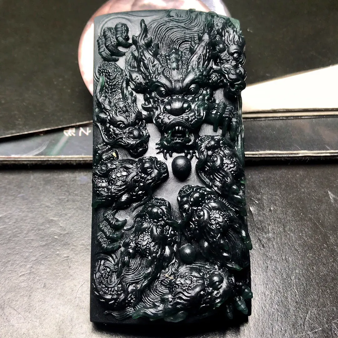 大师工珍藏品质，老蓝水九龙护主牌。种水不错，实物冰感动人。大师工艺，料子细腻，质地冰润，外表油润