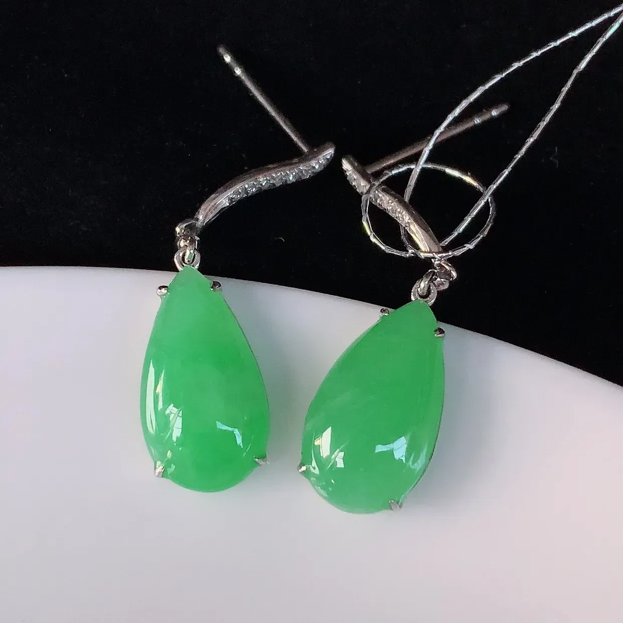 伟德国际翡翠耳环耳坠「翡翠耳环耳坠」——让你的耳朵闪耀特别的美丽！