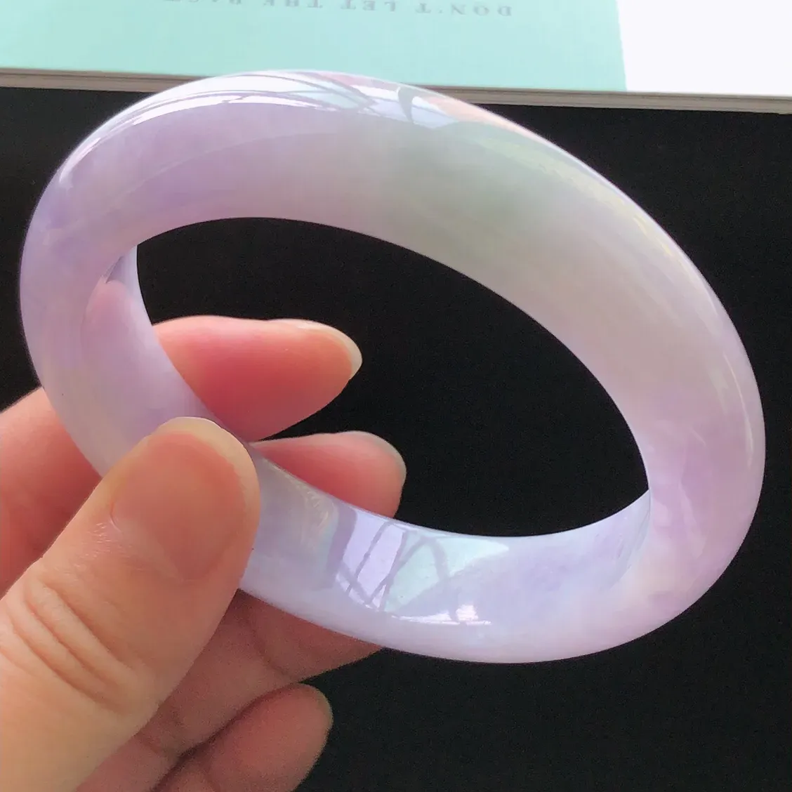 天然a货翡翠春彩宽边手镯,玉质细腻,水润,种水足,圈口:56.9mm