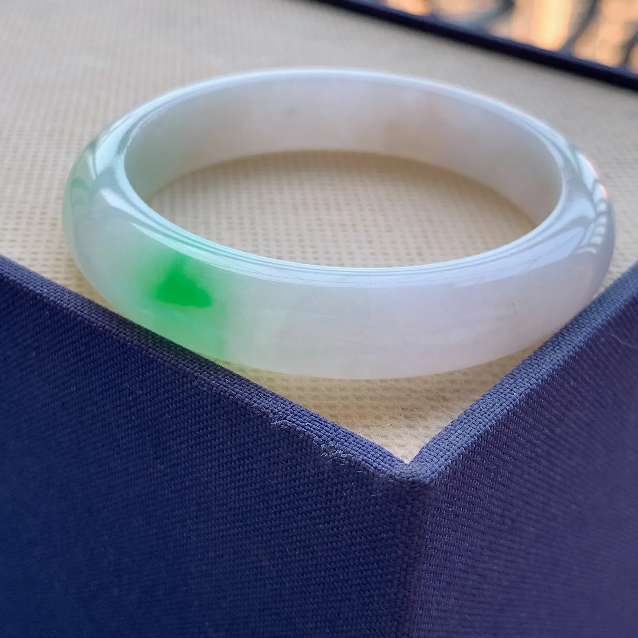 5圈口】自然光实拍,天然翡翠a货白底青带阳绿玉贵妃手镯.尺寸:50.