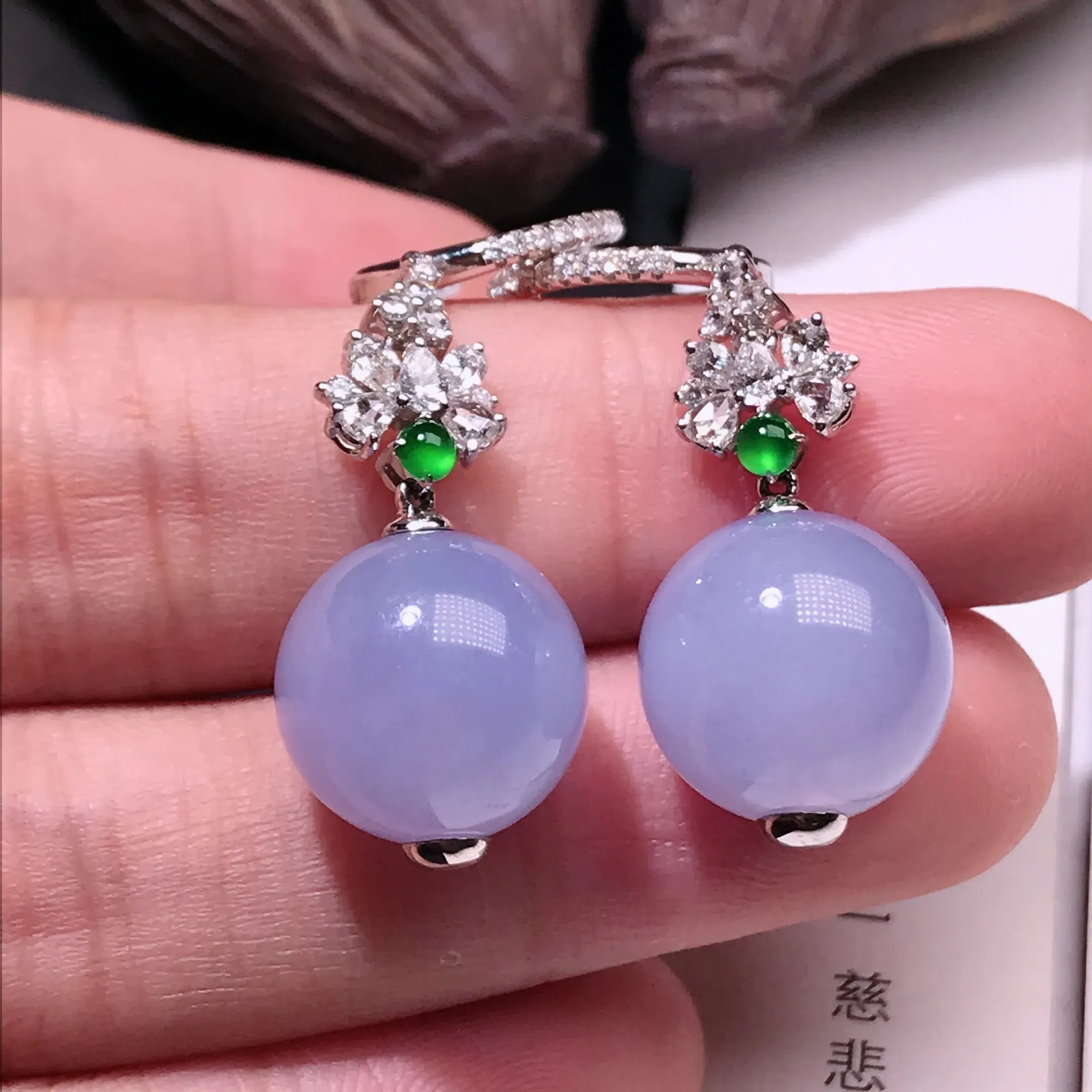 严选推荐 耳坠，老坑冰糯种紫罗兰色翡翠大圆珠耳坠，18k金钻精致镶嵌而成，尺寸够大，品相佳，佩戴效果大气出众，尽显气质。老坑种质，肉质水润细腻，晶体结构致密，起强玻璃光泽。颜色清爽干净，色泽纯正，美感十足。高性价比，高收藏价值，值得入手。裸石直径约13.1毫米