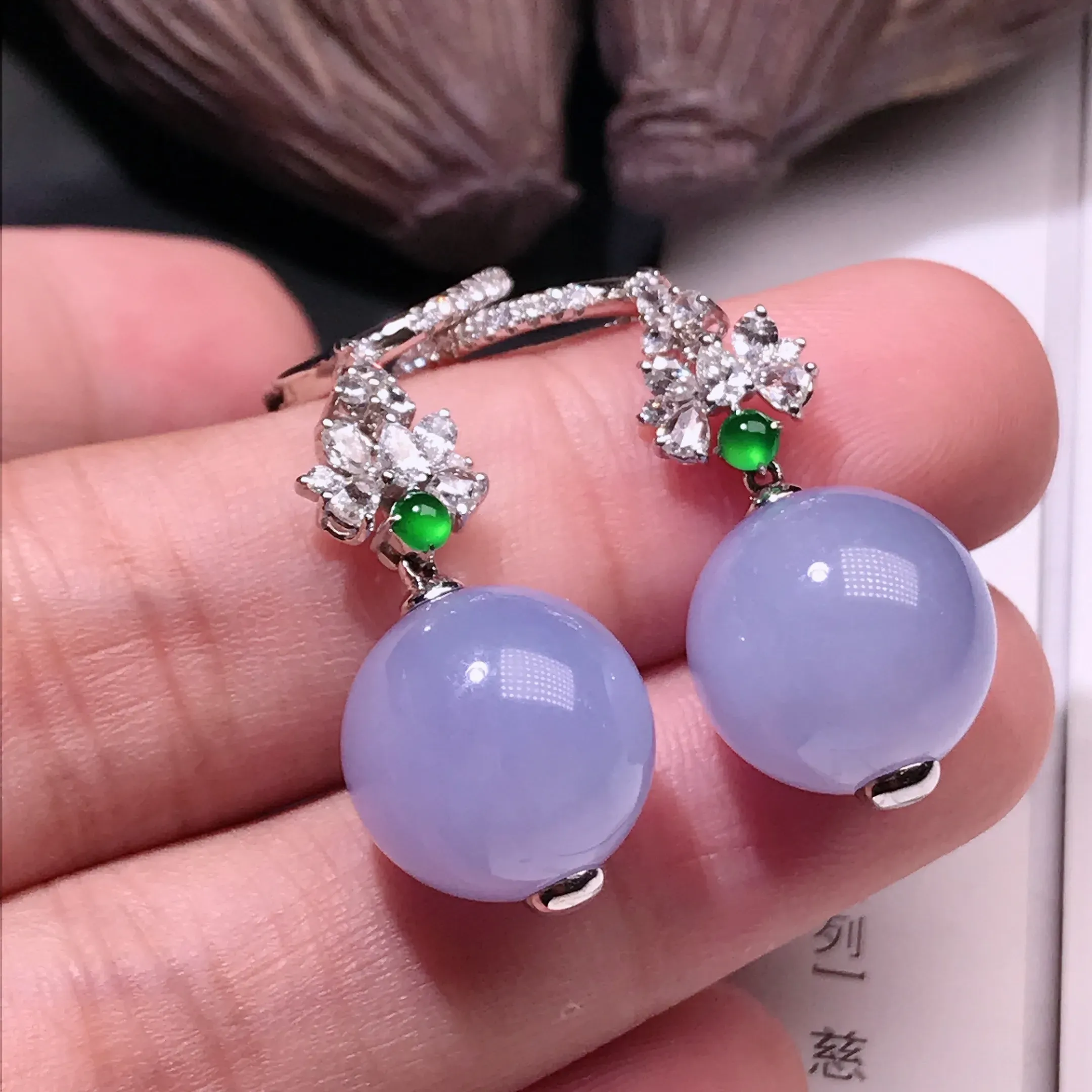 严选推荐 耳坠，老坑冰糯种紫罗兰色翡翠大圆珠耳坠，18k金钻精致镶嵌而成，尺寸够大，品相佳，佩戴效果大气出众，尽显气质。老坑种质，肉质水润细腻，晶体结构致密，起强玻璃光泽。颜色清爽干净，色泽纯正，美感十足。高性价比，高收藏价值，值得入手。裸石直径约13.1毫米