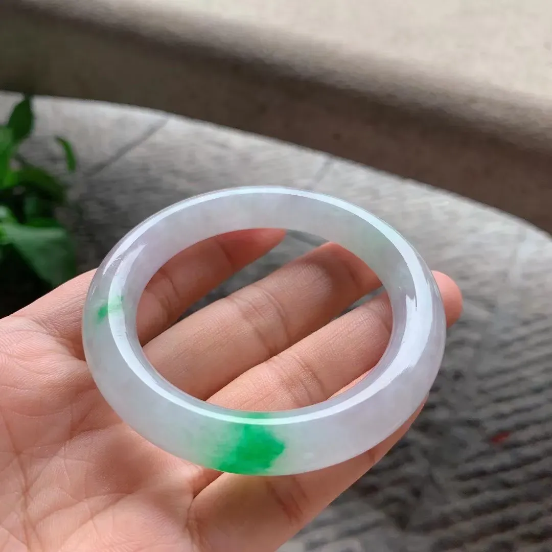春彩圆条手镯,尺寸53*10*10.5 通透水润,紫绿相间,色彩鲜明,艳丽醒目!