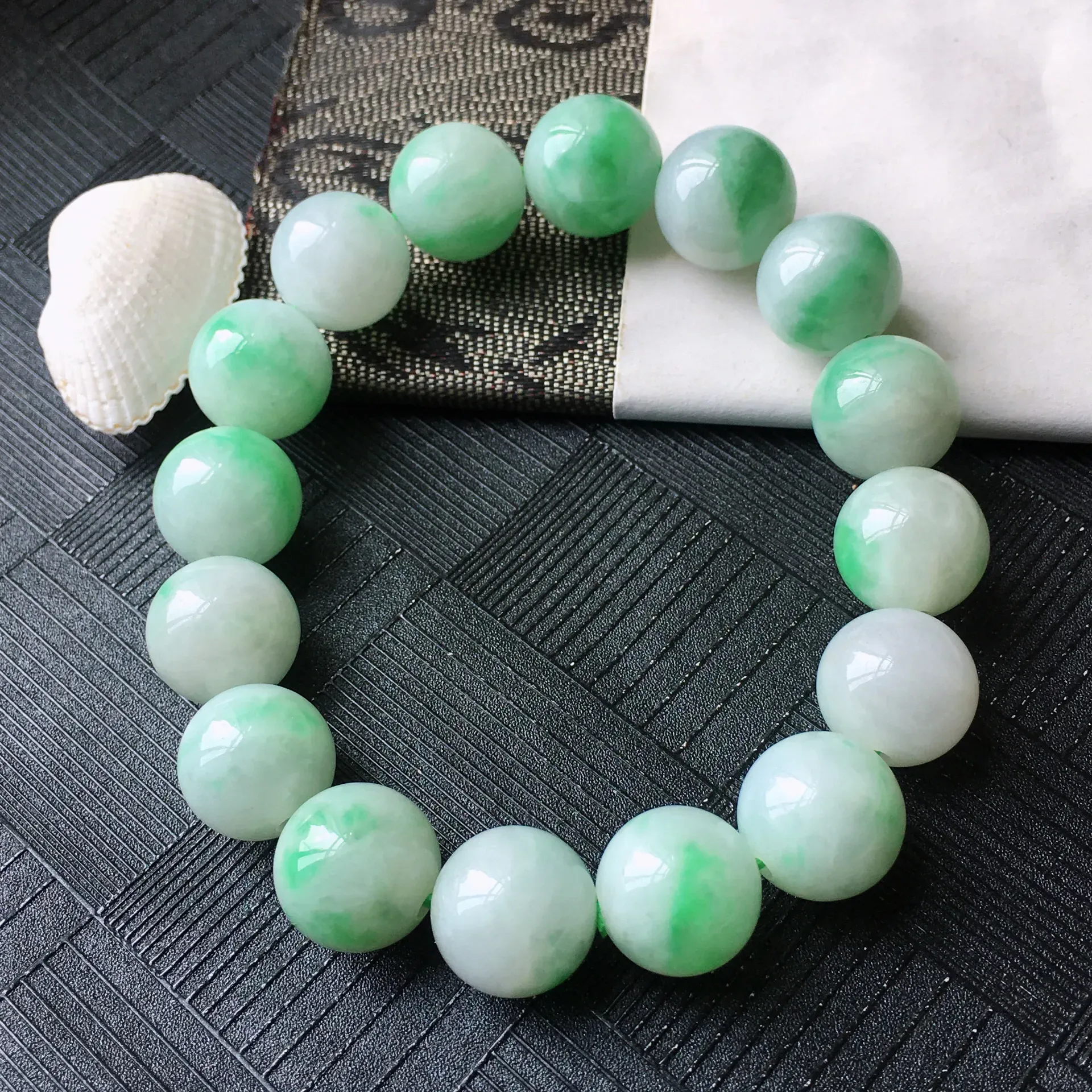 伟德国际唐山市路南区人民法院关于SH190天然翡翠(A货)紫底飘花手镯 54圈口1（第一次拍卖）的公告