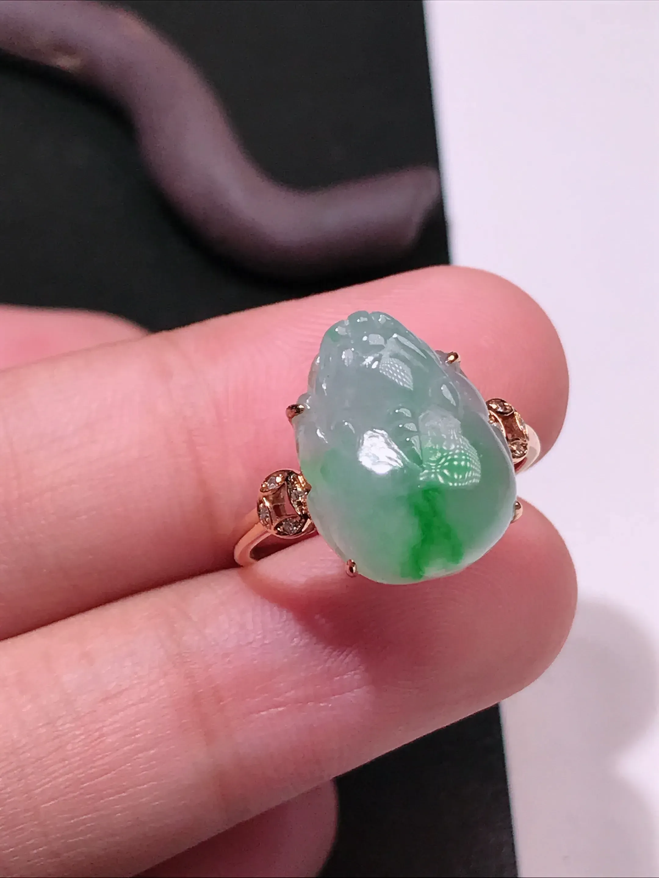 严选推荐戒指，老坑冰糯种绿色飘花金蟾女戒指，裸石饱满圆润，工艺精细，线条流畅，18k金钻镶嵌而成，品相佳，佩戴效果佳。老坑种质，肉质水润细腻，晶体结构致密，起强玻璃光泽。颜色清爽干净，色泽纯正。高性价比，值得入手。裸石尺寸约14.3-11.3毫米