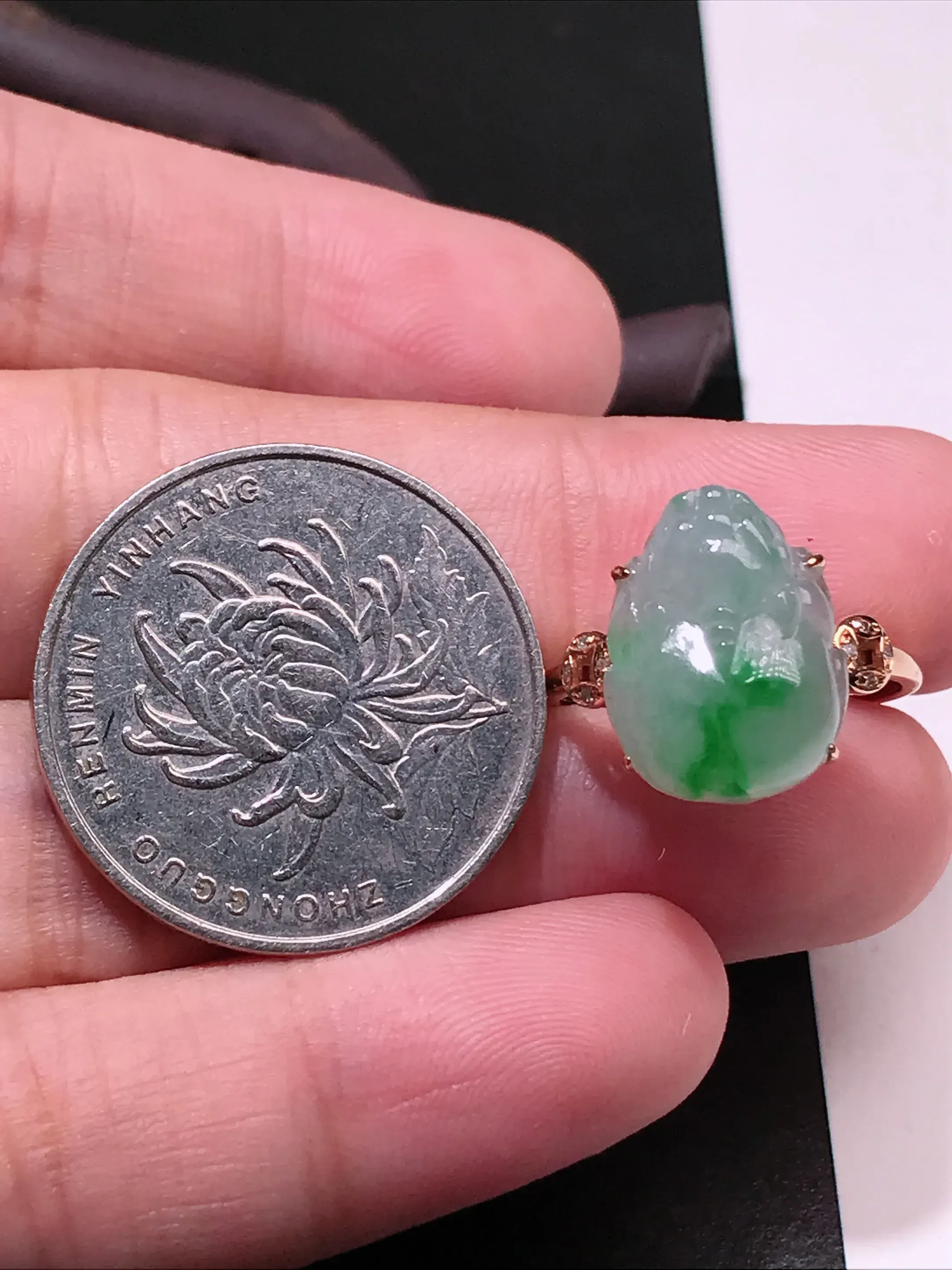 严选推荐戒指，老坑冰糯种绿色飘花金蟾女戒指，裸石饱满圆润，工艺精细，线条流畅，18k金钻镶嵌而成，品相佳，佩戴效果佳。老坑种质，肉质水润细腻，晶体结构致密，起强玻璃光泽。颜色清爽干净，色泽纯正。高性价比，值得入手。裸石尺寸约14.3-11.3毫米