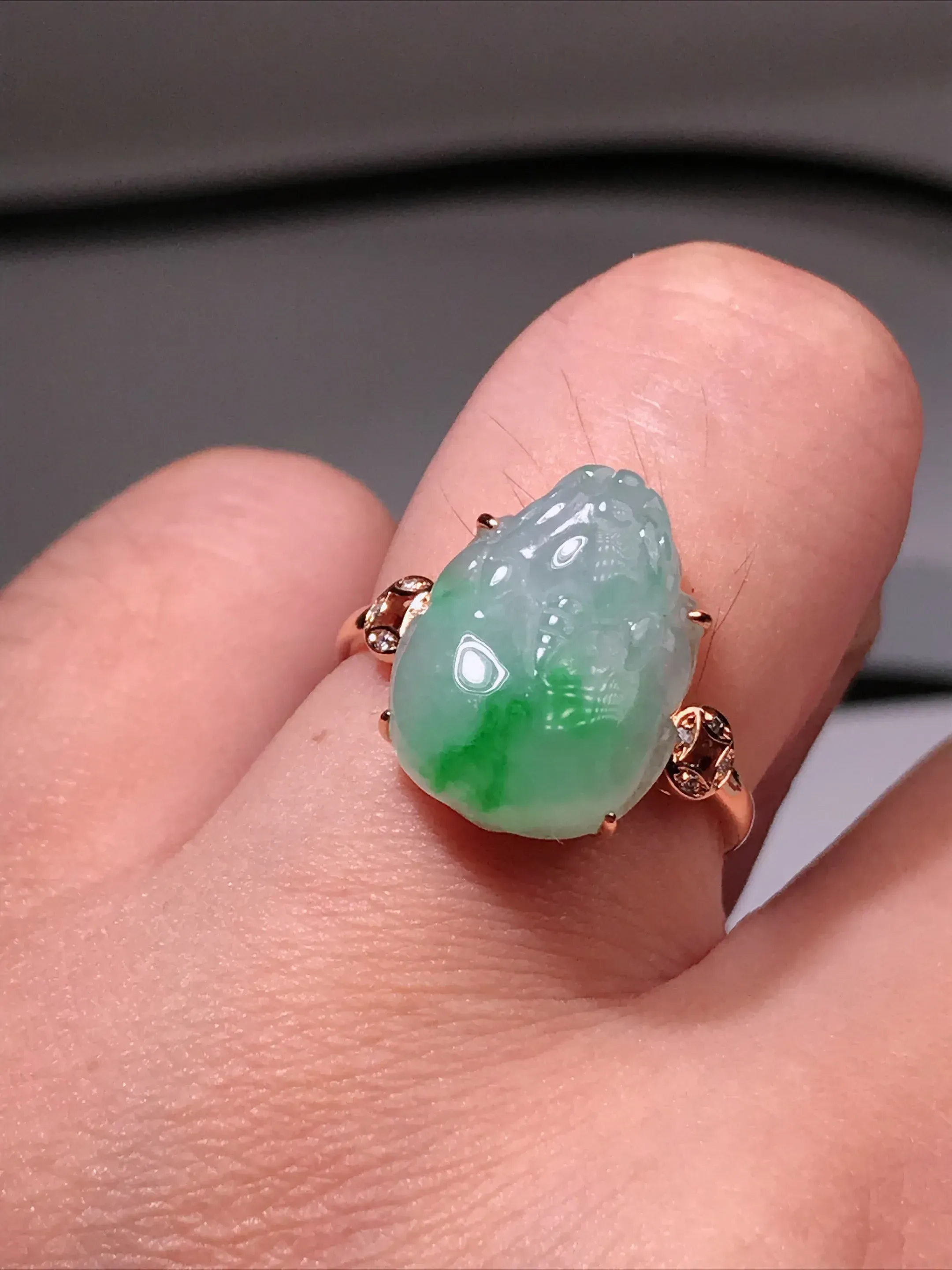 严选推荐戒指，老坑冰糯种绿色飘花金蟾女戒指，裸石饱满圆润，工艺精细，线条流畅，18k金钻镶嵌而成，品相佳，佩戴效果佳。老坑种质，肉质水润细腻，晶体结构致密，起强玻璃光泽。颜色清爽干净，色泽纯正。高性价比，值得入手。裸石尺寸约14.3-11.3毫米