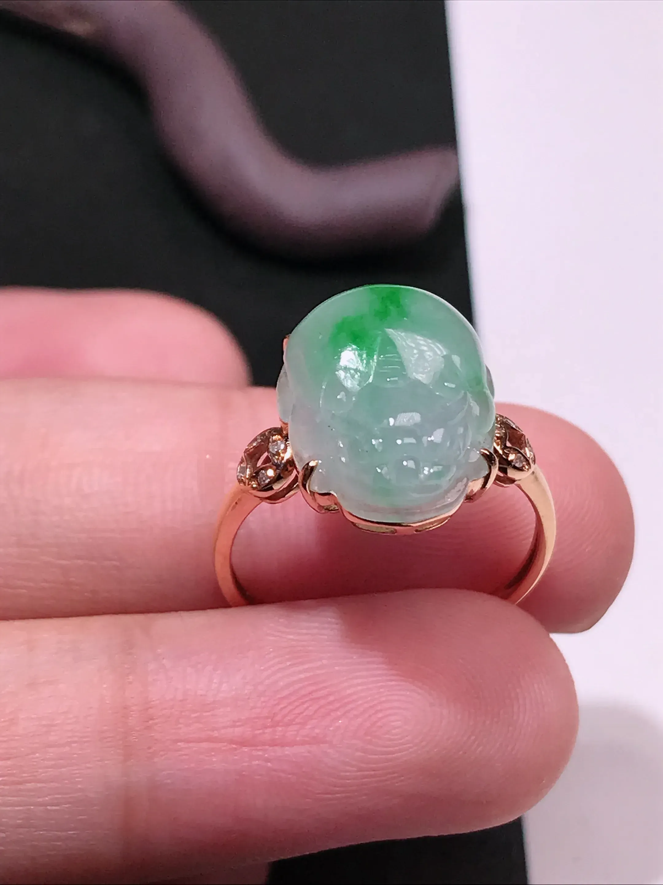 严选推荐戒指，老坑冰糯种绿色飘花金蟾女戒指，裸石饱满圆润，工艺精细，线条流畅，18k金钻镶嵌而成，品相佳，佩戴效果佳。老坑种质，肉质水润细腻，晶体结构致密，起强玻璃光泽。颜色清爽干净，色泽纯正。高性价比，值得入手。裸石尺寸约14.3-11.3毫米