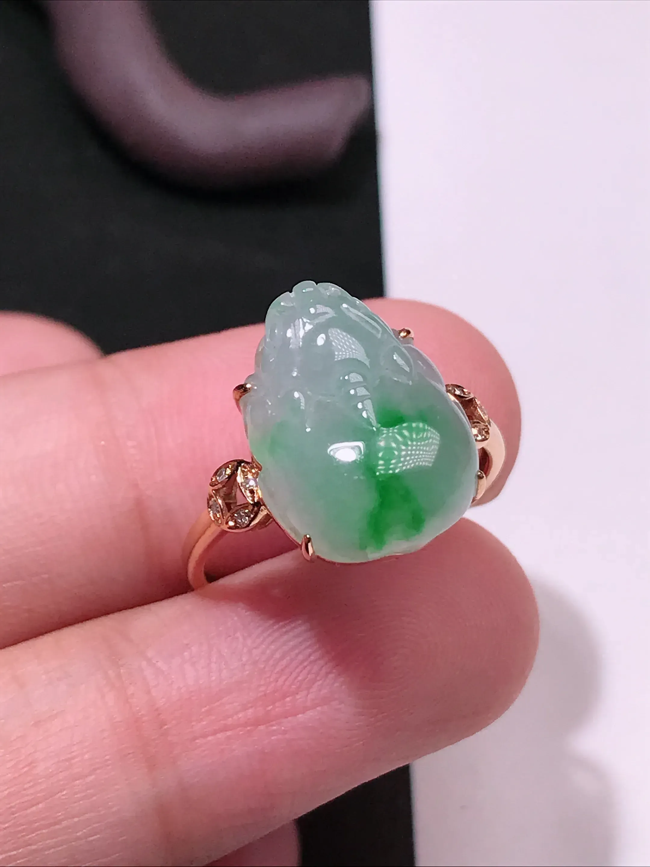 严选推荐戒指，老坑冰糯种绿色飘花金蟾女戒指，裸石饱满圆润，工艺精细，线条流畅，18k金钻镶嵌而成，品相佳，佩戴效果佳。老坑种质，肉质水润细腻，晶体结构致密，起强玻璃光泽。颜色清爽干净，色泽纯正。高性价比，值得入手。裸石尺寸约14.3-11.3毫米
