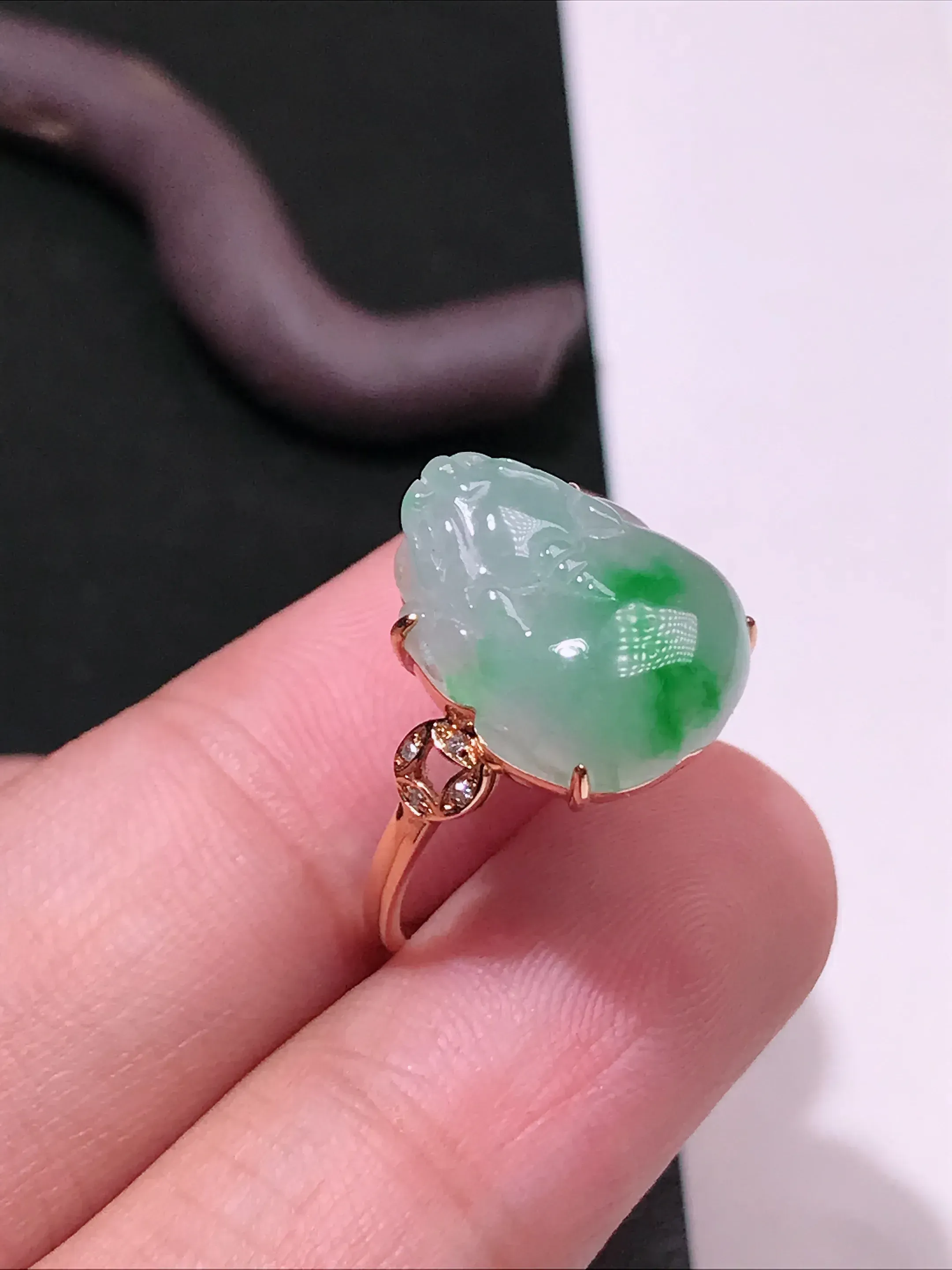 严选推荐戒指，老坑冰糯种绿色飘花金蟾女戒指，裸石饱满圆润，工艺精细，线条流畅，18k金钻镶嵌而成，品相佳，佩戴效果佳。老坑种质，肉质水润细腻，晶体结构致密，起强玻璃光泽。颜色清爽干净，色泽纯正。高性价比，值得入手。裸石尺寸约14.3-11.3毫米