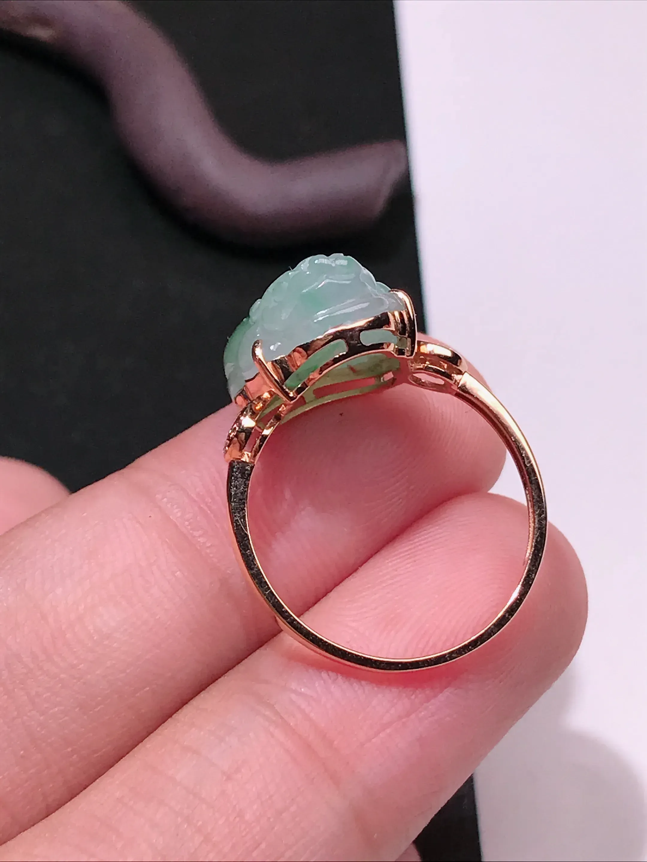 严选推荐戒指，老坑冰糯种绿色飘花金蟾女戒指，裸石饱满圆润，工艺精细，线条流畅，18k金钻镶嵌而成，品相佳，佩戴效果佳。老坑种质，肉质水润细腻，晶体结构致密，起强玻璃光泽。颜色清爽干净，色泽纯正。高性价比，值得入手。裸石尺寸约14.3-11.3毫米