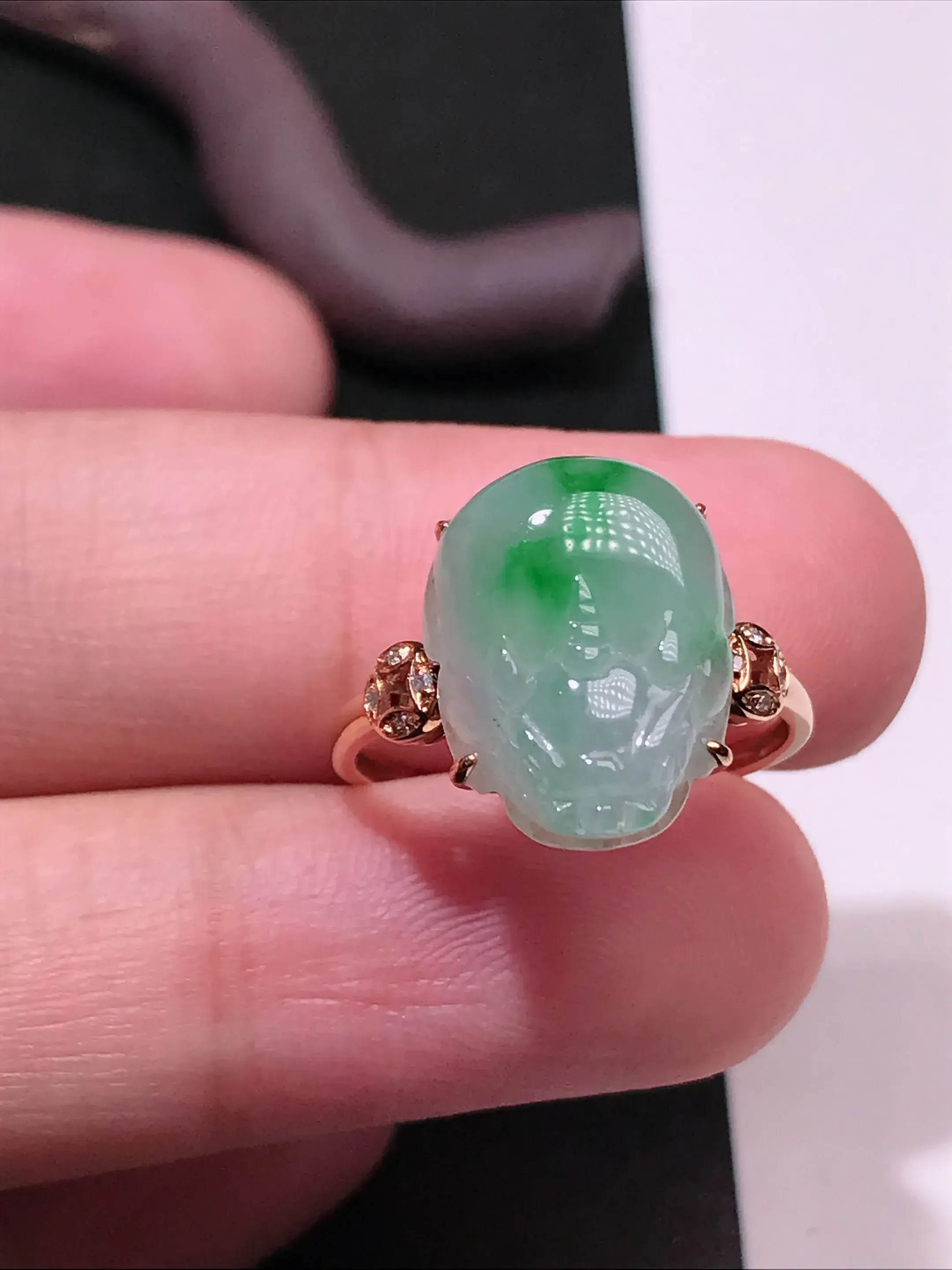 严选推荐戒指，老坑冰糯种绿色飘花金蟾女戒指，裸石饱满圆润，工艺精细，线条流畅，18k金钻镶嵌而成，品相佳，佩戴效果佳。老坑种质，肉质水润细腻，晶体结构致密，起强玻璃光泽。颜色清爽干净，色泽纯正。高性价比，值得入手。裸石尺寸约14.3-11.3毫米