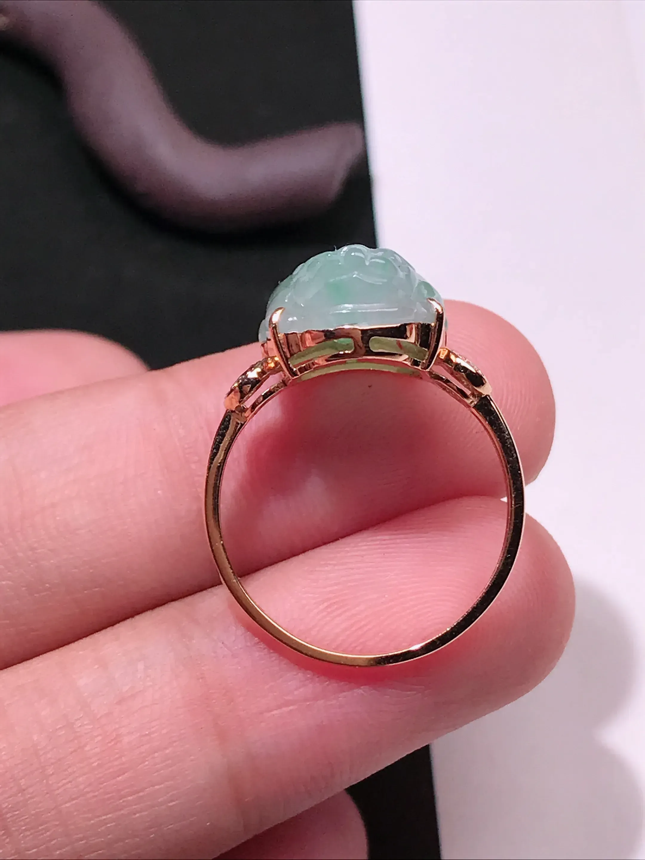 严选推荐戒指，老坑冰糯种绿色飘花金蟾女戒指，裸石饱满圆润，工艺精细，线条流畅，18k金钻镶嵌而成，品相佳，佩戴效果佳。老坑种质，肉质水润细腻，晶体结构致密，起强玻璃光泽。颜色清爽干净，色泽纯正。高性价比，值得入手。裸石尺寸约14.3-11.3毫米