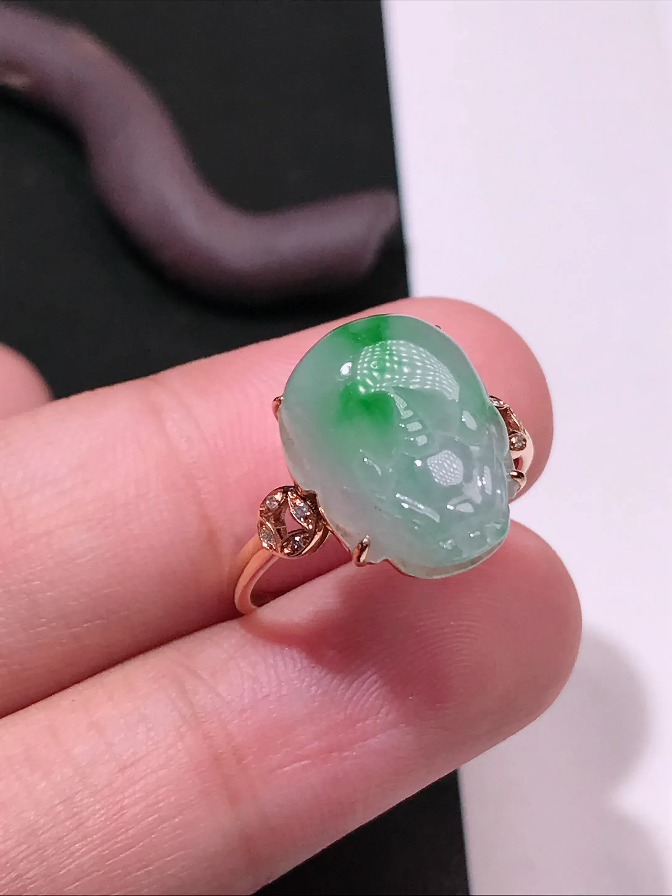 严选推荐戒指，老坑冰糯种绿色飘花金蟾女戒指，裸石饱满圆润，工艺精细，线条流畅，18k金钻镶嵌而成，品相佳，佩戴效果佳。老坑种质，肉质水润细腻，晶体结构致密，起强玻璃光泽。颜色清爽干净，色泽纯正。高性价比，值得入手。裸石尺寸约14.3-11.3毫米