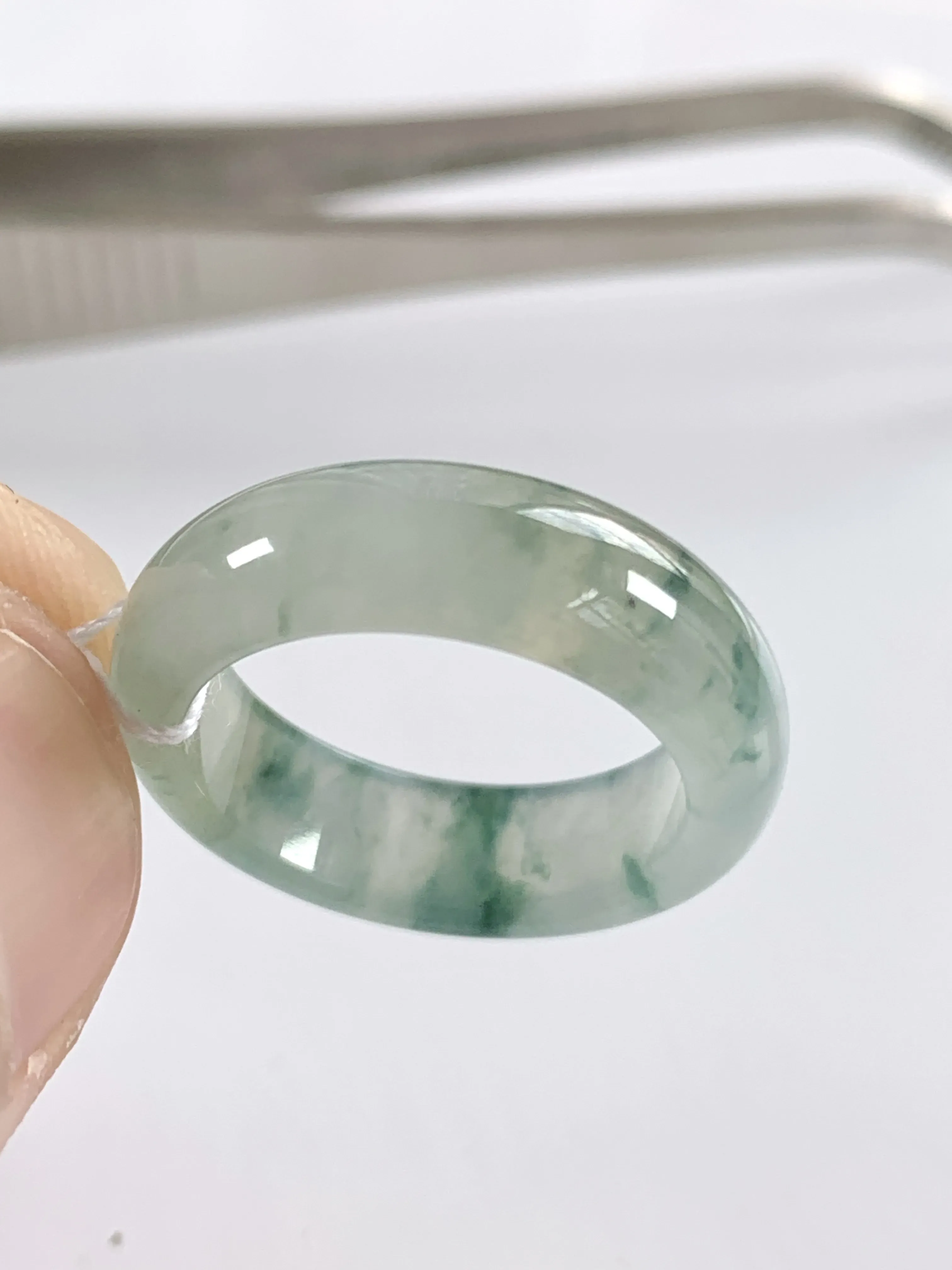 缅甸天然翡翠A货，H1冰润起胶飘花指环戒指，尺寸：圈口内径17.5mm，宽厚6.3/3.6mm，