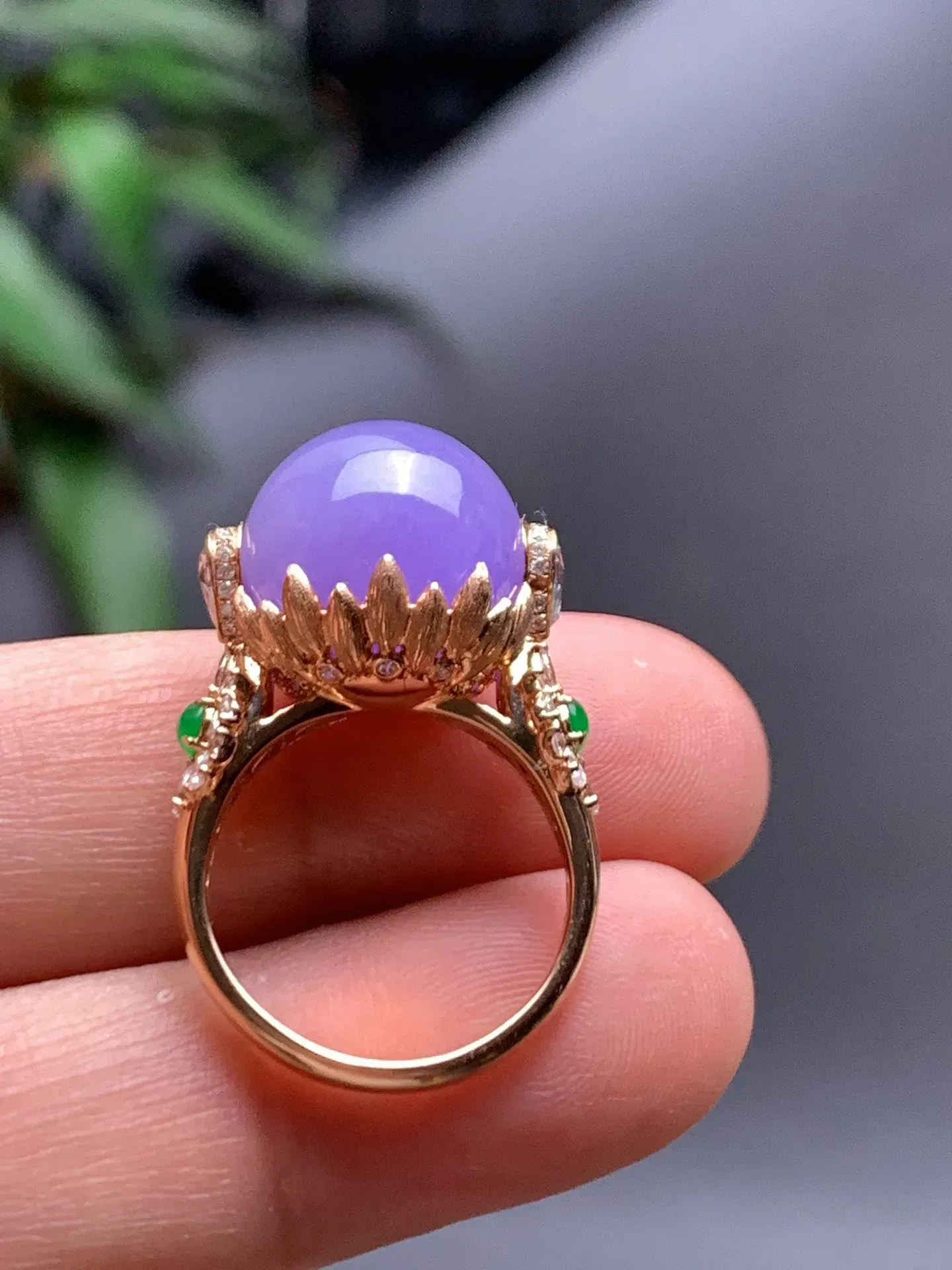 浓紫珠子戒指，直径:14.3mm   18K金镶嵌 种好通透 色泽艳丽 亮丽精致 莹润细腻 佩戴漂亮时尚 饱满圆润
