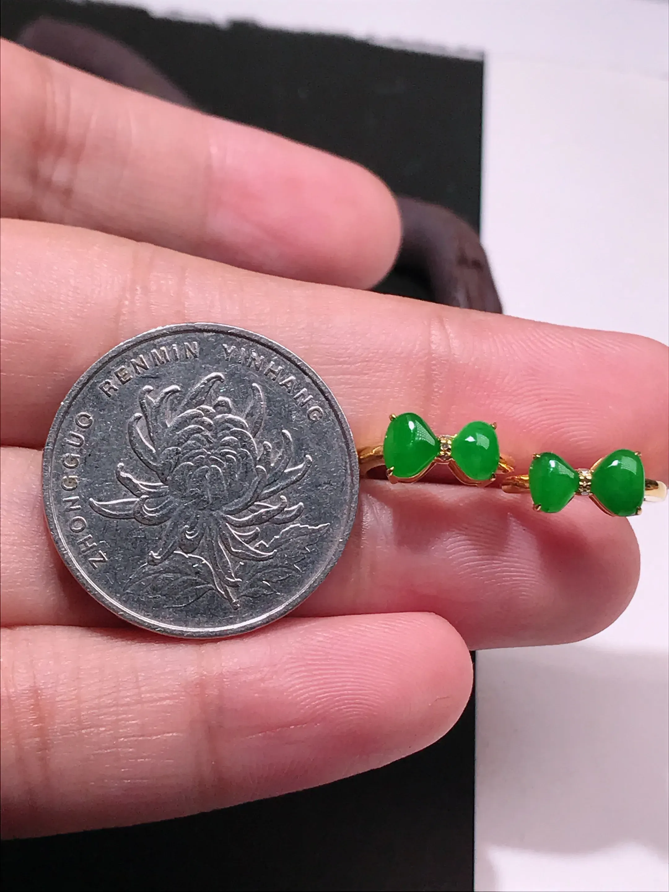 伟德国际掌握这五点轻松鉴别绿色翡翠耳钉真伪与款式