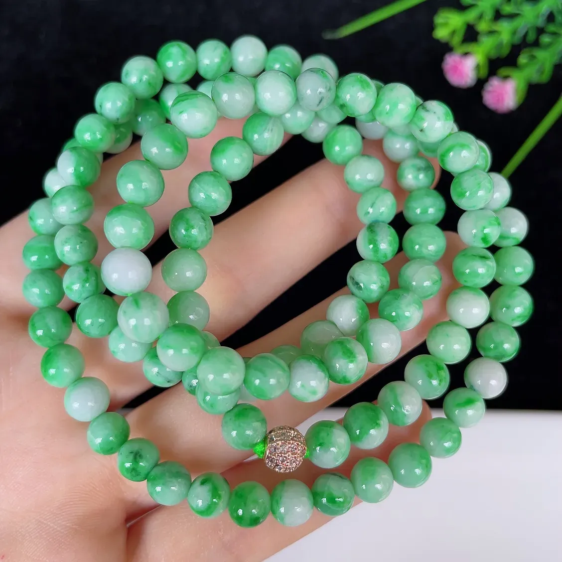 水润飘绿白底青圆珠翡翠项链#110-4544，天然翡翠A货，尺寸取一6.3mm，质地细腻，色泽鲜艳，绿色迷人，佩戴效果佳！！