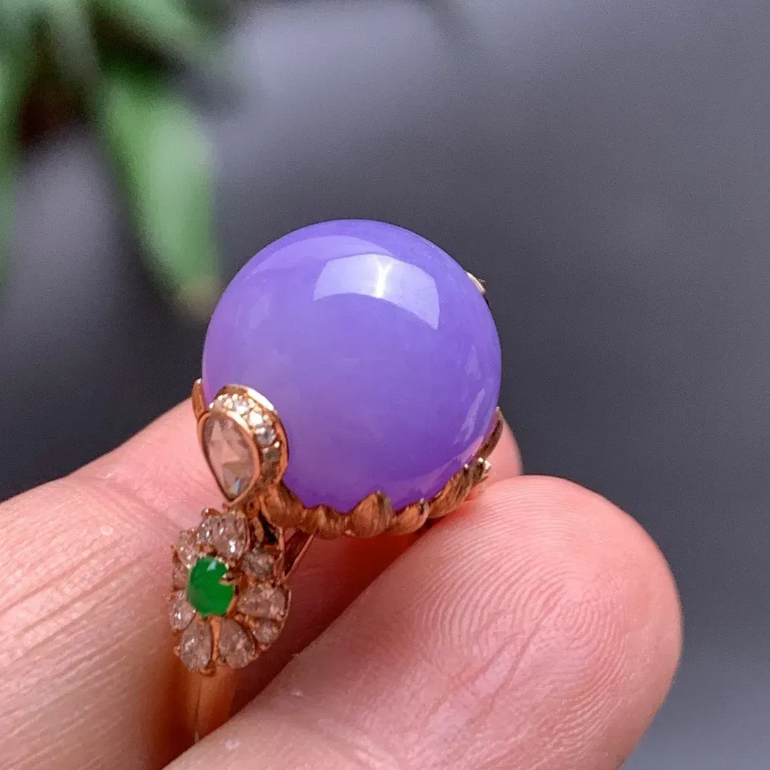 浓紫珠子戒指，直径:14.3mm   18K金镶嵌 种好通透 色泽艳丽 亮丽精致 莹润细腻 佩戴漂亮时尚 饱满圆润