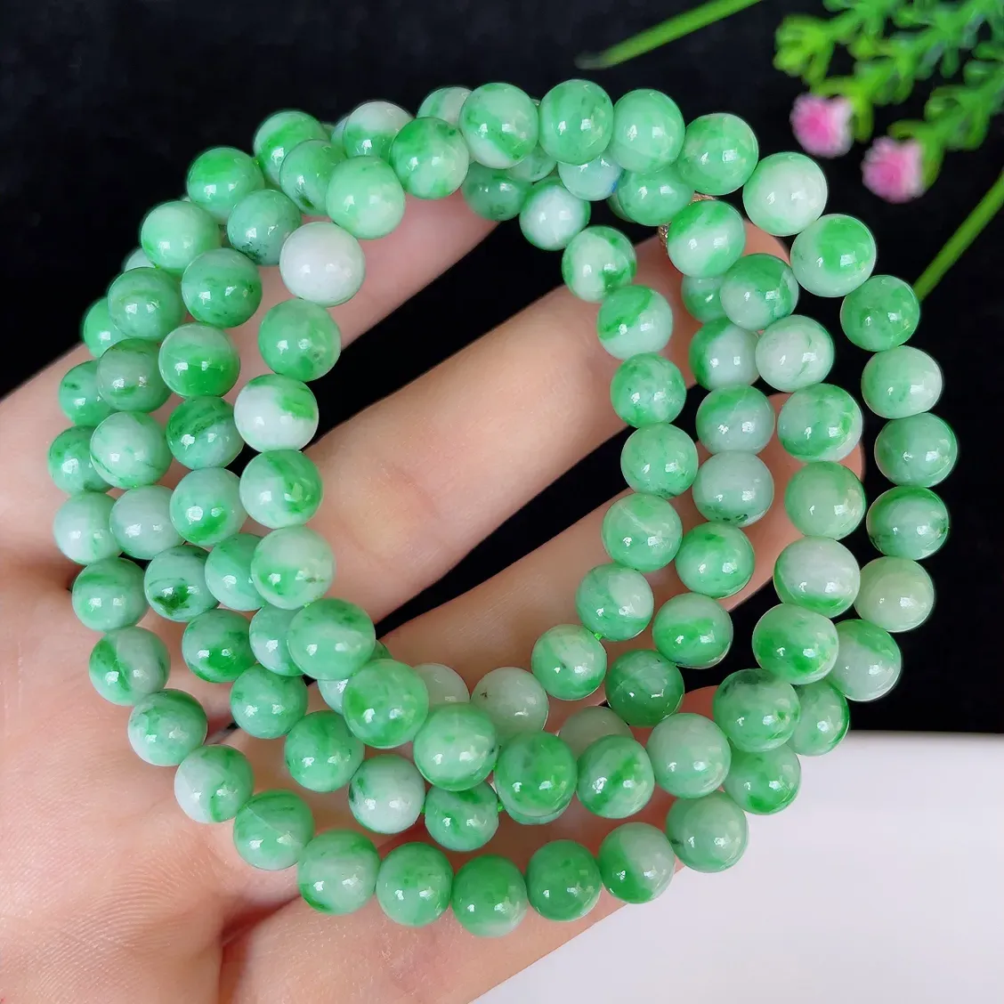 水润飘绿白底青圆珠翡翠项链#110-4544，天然翡翠A货，尺寸取一6.3mm，质地细腻，色泽鲜艳，绿色迷人，佩戴效果佳！！