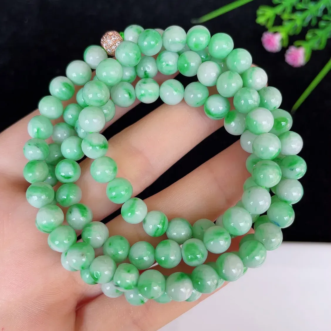 水润飘绿白底青圆珠翡翠项链#110-4519，天然翡翠A货，尺寸取一6.3mm，色泽鲜艳，绿色迷人，质地细腻，佩戴效果佳！！