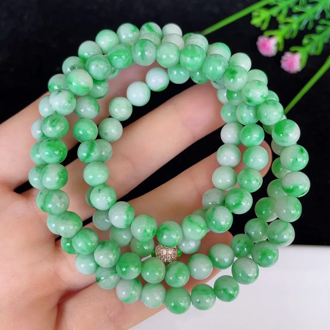水润飘绿白底青圆珠翡翠项链#110-4664，天然翡翠A货，尺寸取一6.3mm，质地细腻，色泽鲜艳，绿色迷人，佩戴效果佳！！
