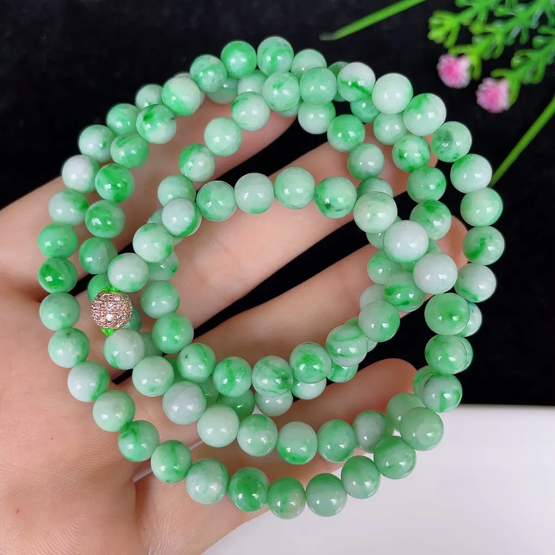水润飘绿白底青圆珠翡翠项链#110-4664，天然翡翠A货，尺寸取一6.3mm，质地细腻，色泽鲜艳，绿色迷人，佩戴效果佳！！