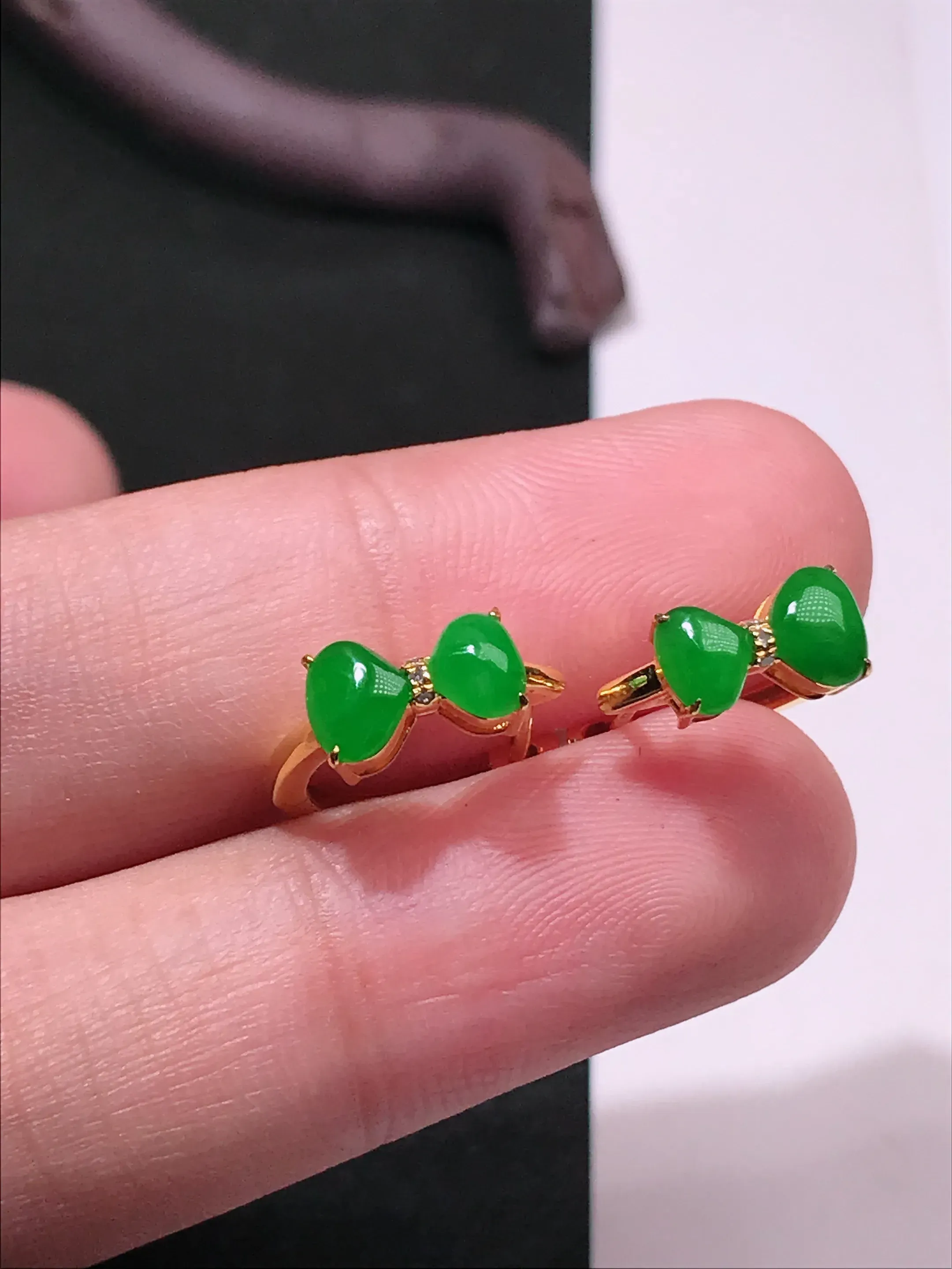 伟德国际冰种阳绿无事牌翡翠耳钉