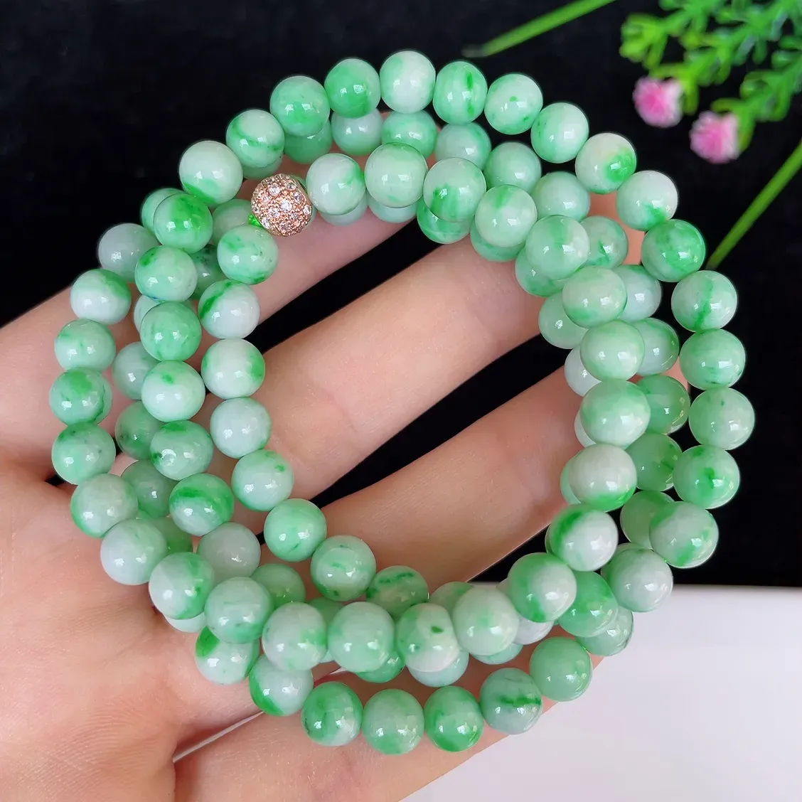 水润飘绿白底青圆珠翡翠项链#110-4519，天然翡翠A货，尺寸取一6.3mm，色泽鲜艳，绿色迷人，质地细腻，佩戴效果佳！！