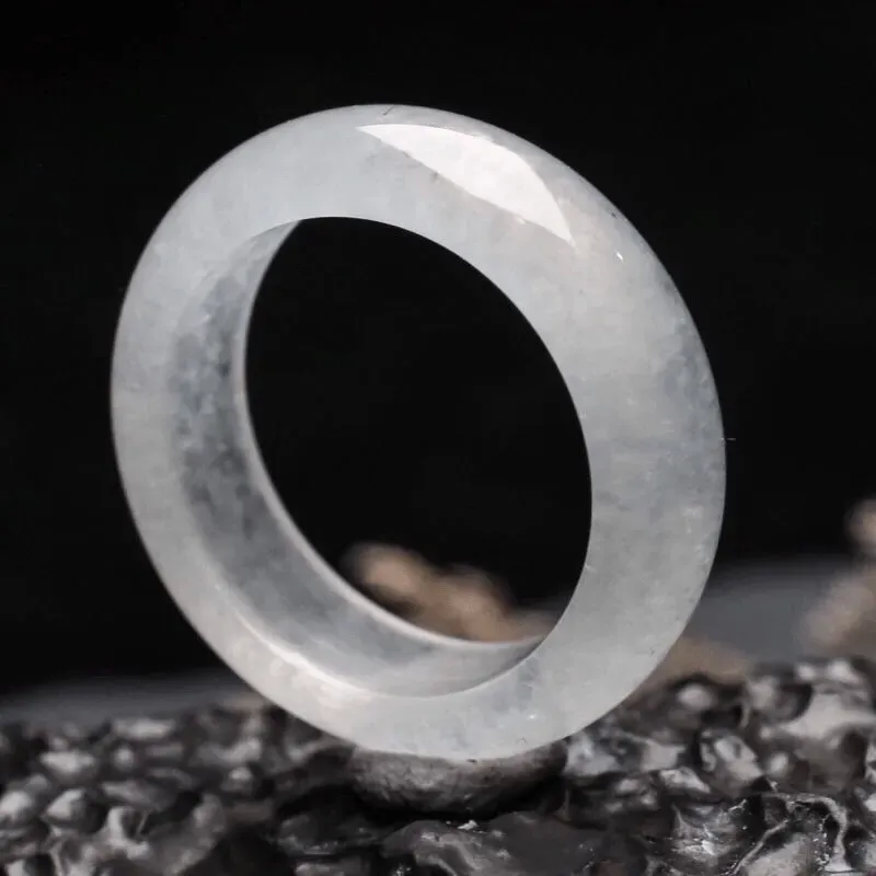 翡翠指环，玉质莹润，端庄时尚，佩戴效果大方优雅，有天然黑点，尺寸：18.3*6.5*4mm戒指