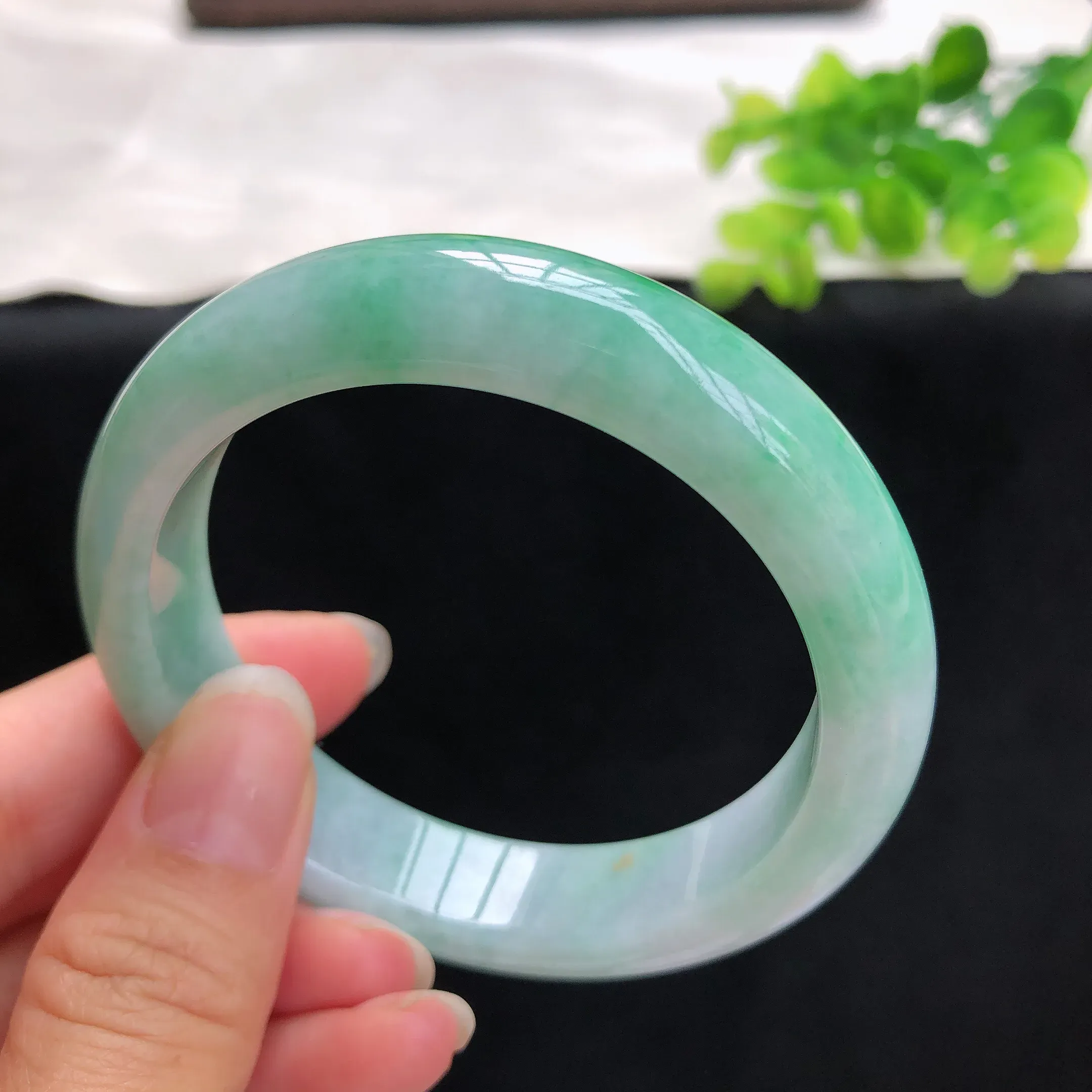 4mm,飘阳绿正圈翡翠手镯,内径56.4*12.9*8.