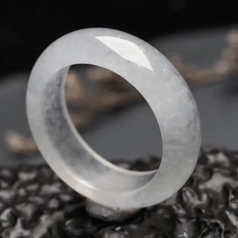 翡翠指环，玉质莹润，端庄时尚，佩戴效果大方优雅，有天然黑点，尺寸：18.3*6.5*4mm戒指内径18.3mm